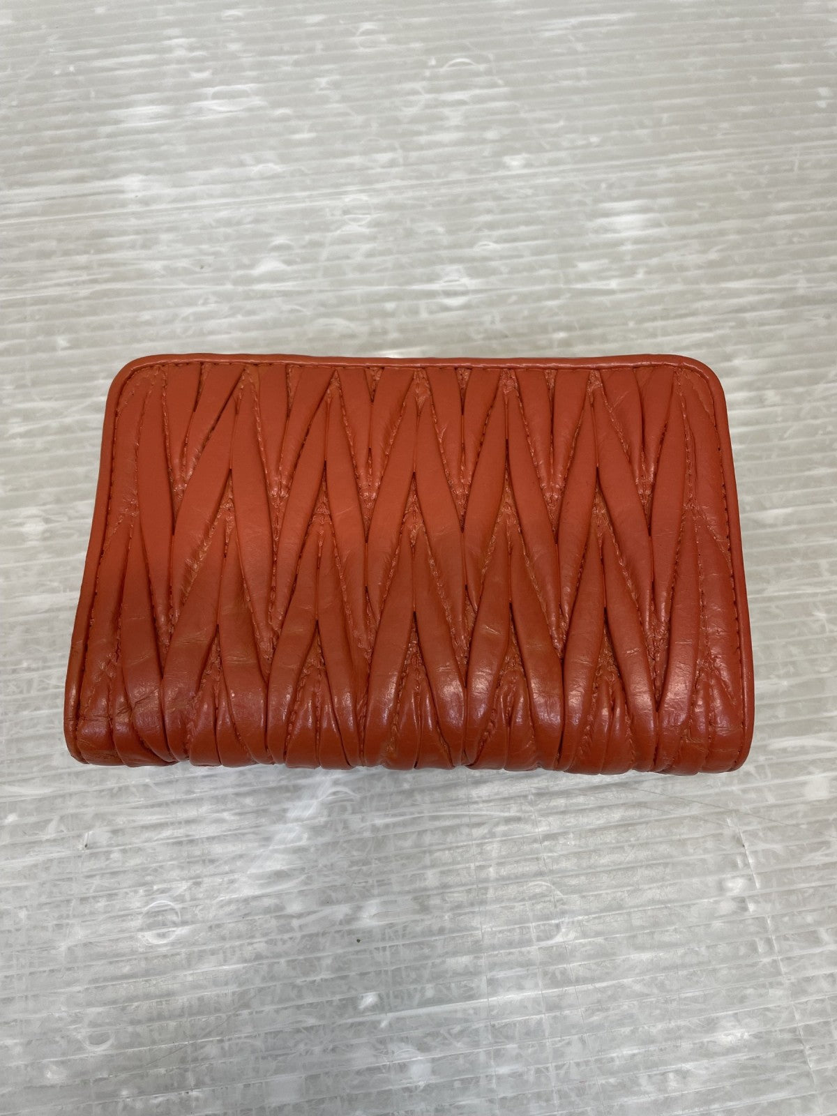 miumiu マテラッセ コンパクトウォレット オレンジ