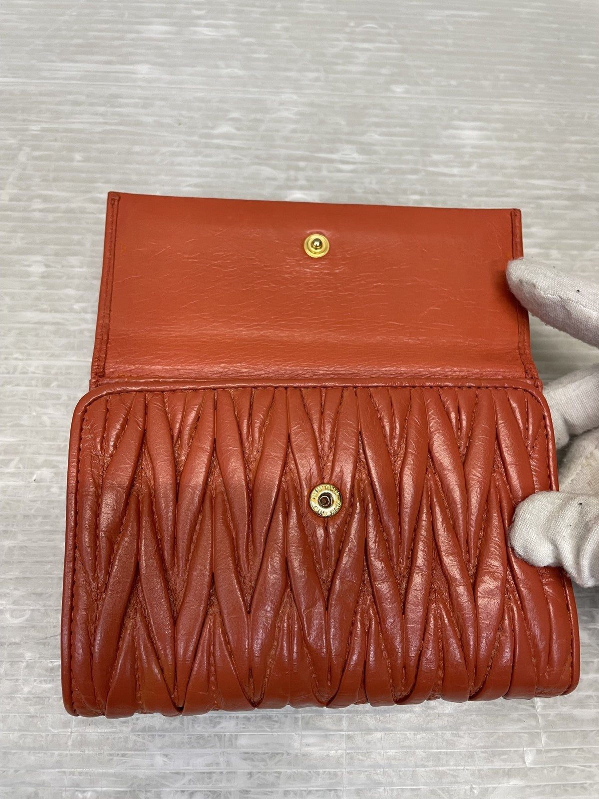 miumiu マテラッセ コンパクトウォレット オレンジ