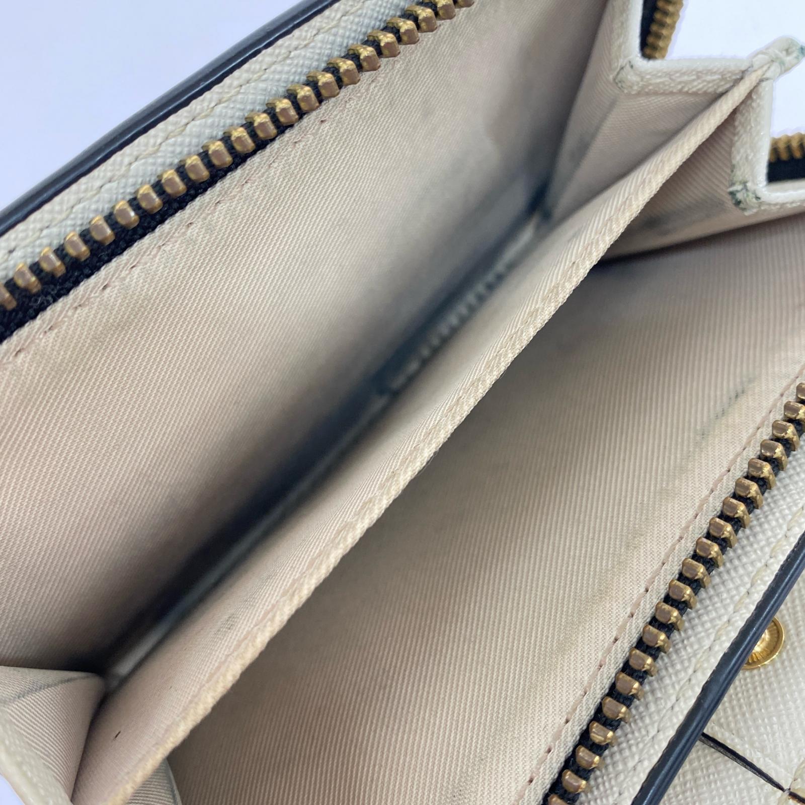 コンパクトウォレット 二つ折り財布