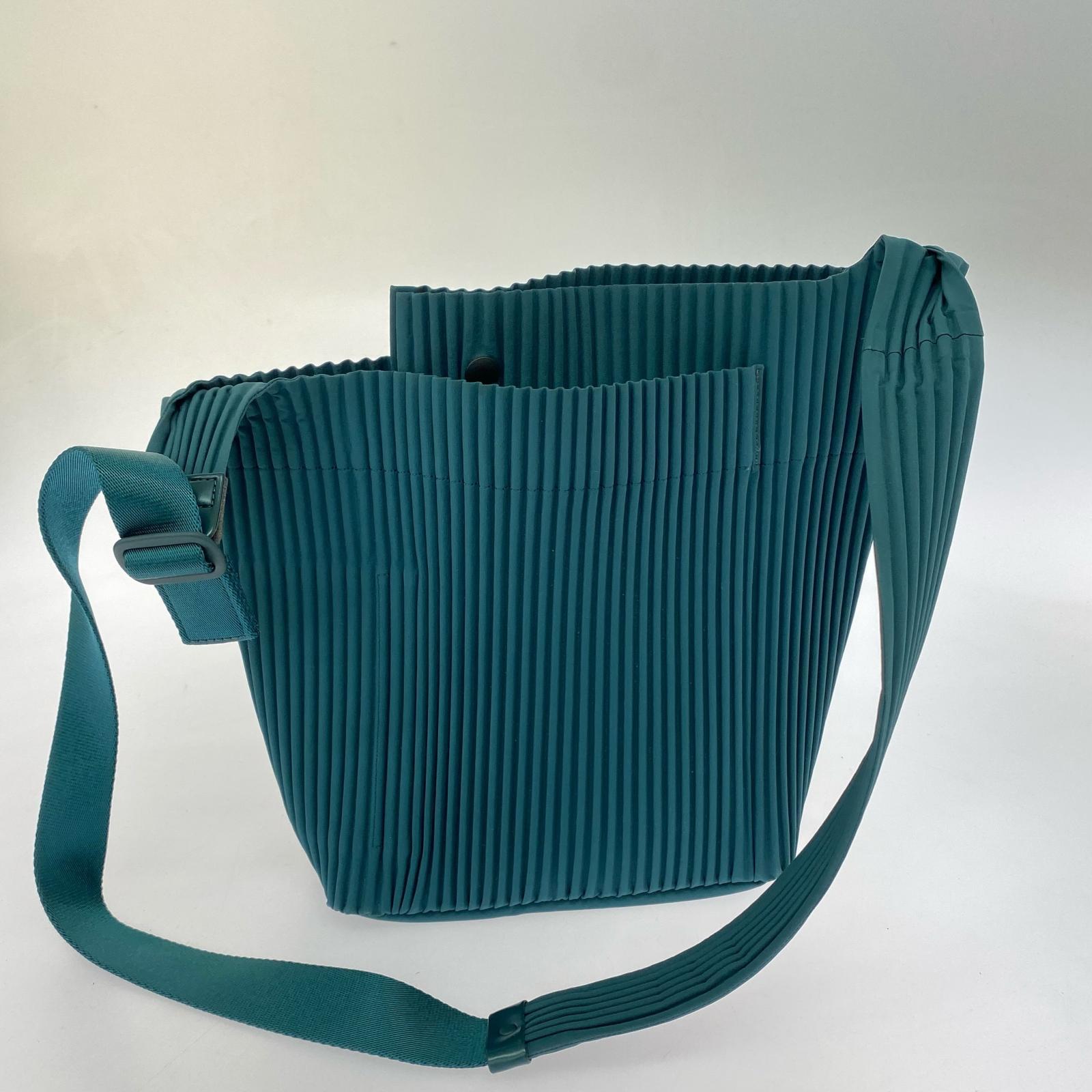 ショルダーバッグ HOMME PLISSE UTILITY SHOULDER BAG グリーン