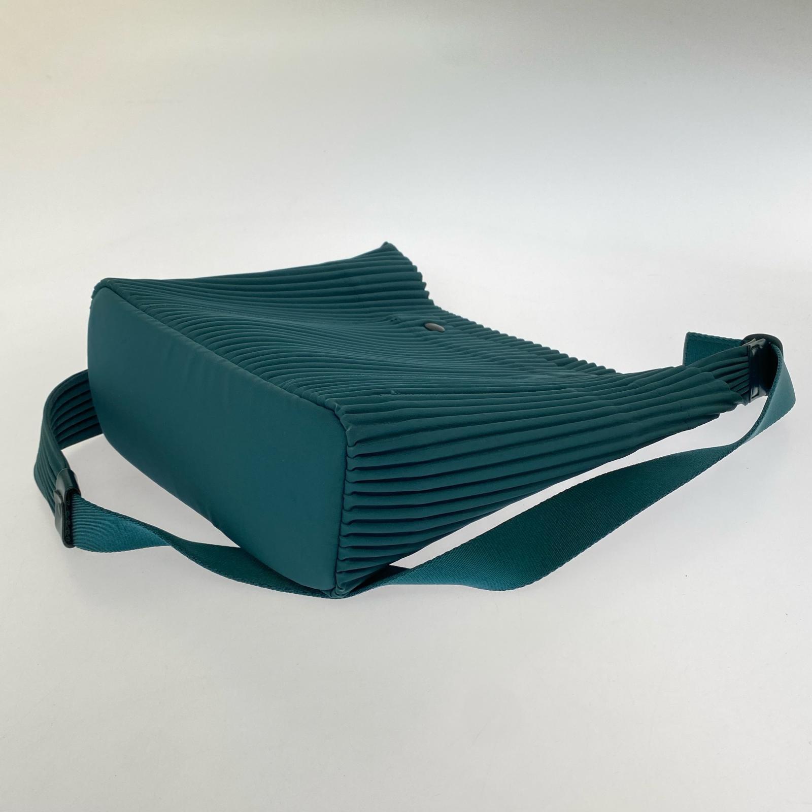 ショルダーバッグ HOMME PLISSE UTILITY SHOULDER BAG グリーン