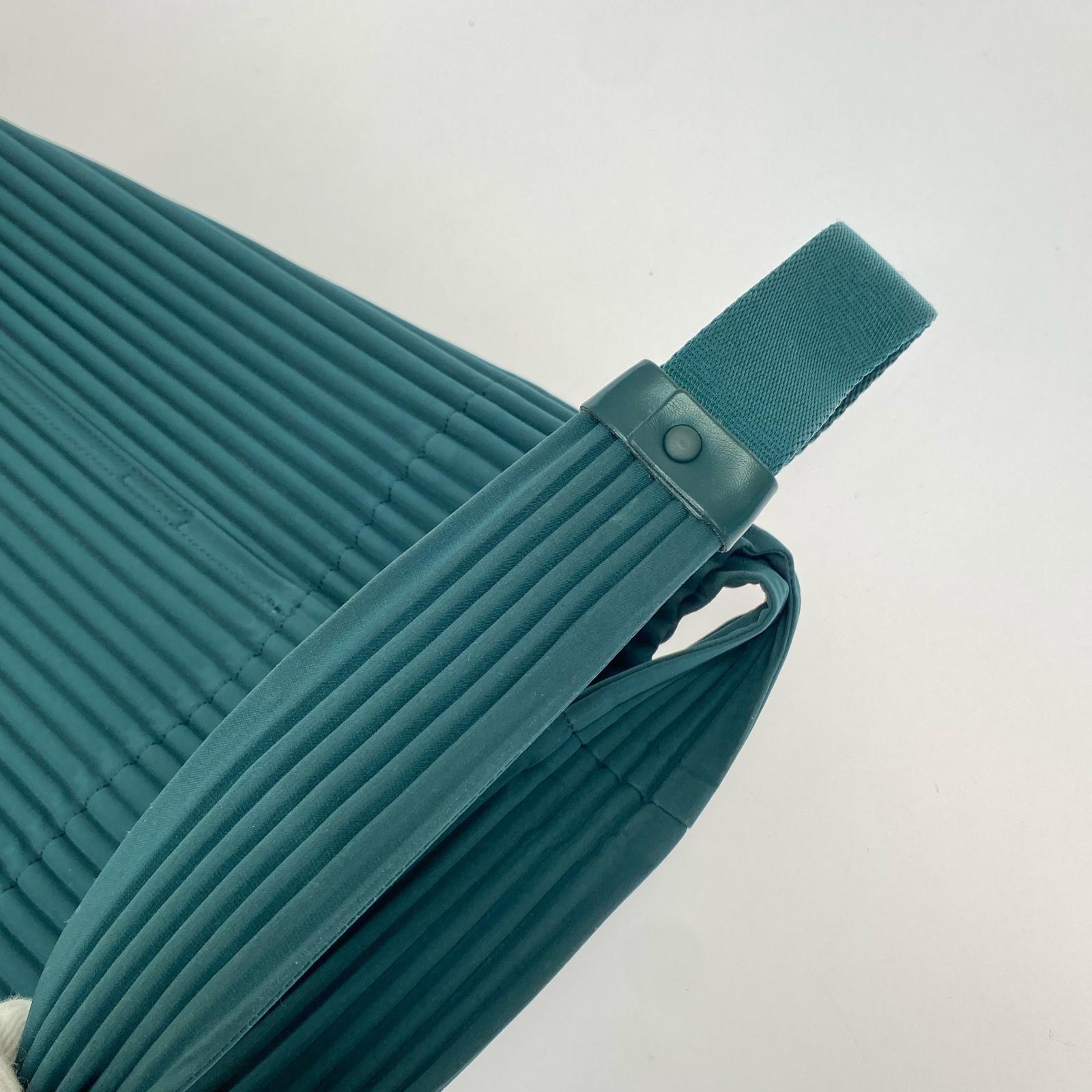ショルダーバッグ HOMME PLISSE UTILITY SHOULDER BAG グリーン