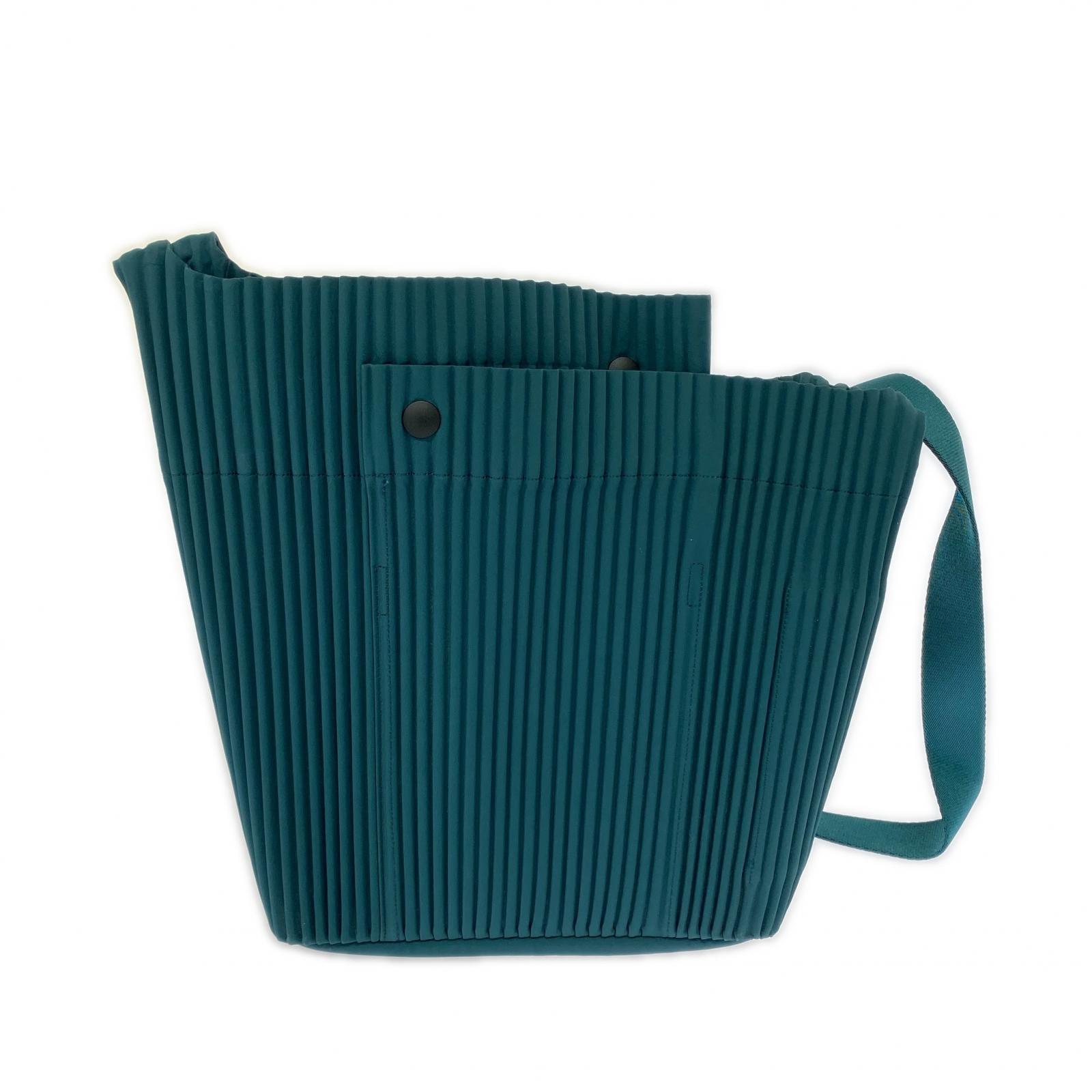 ショルダーバッグ HOMME PLISSE UTILITY SHOULDER BAG グリーン