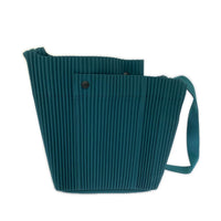 ショルダーバッグ HOMME PLISSE UTILITY SHOULDER BAG グリーン