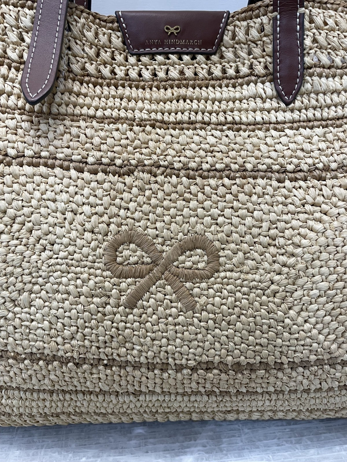 トートバッグ ANYA HINDMARCH ラフィア・ボウ・トート リボンロゴトリミングカゴバッグ