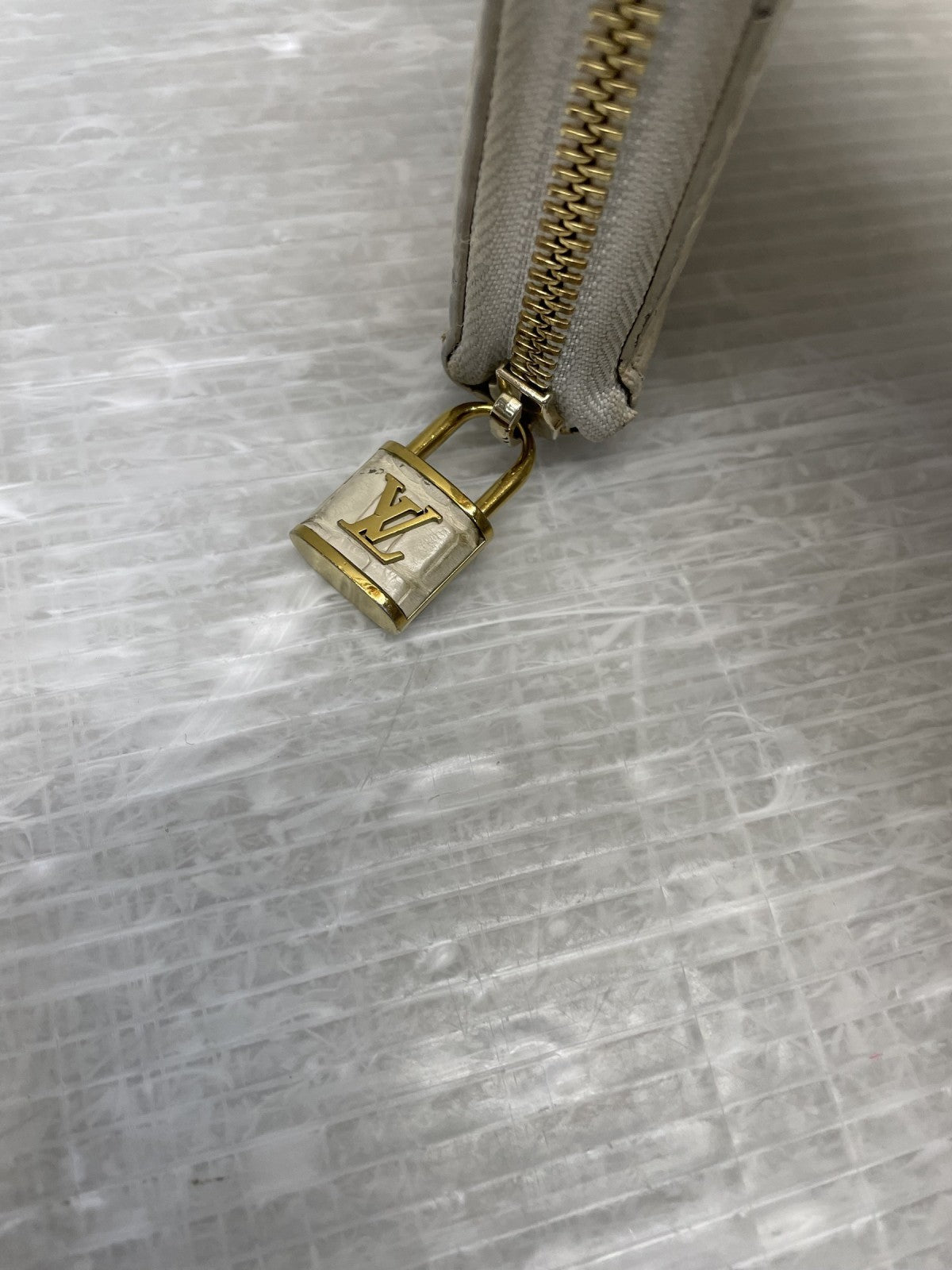 LOUIS VUITTON エキゾチックレザー クロコダイル ジッピーウォレット パドロック ベージュ