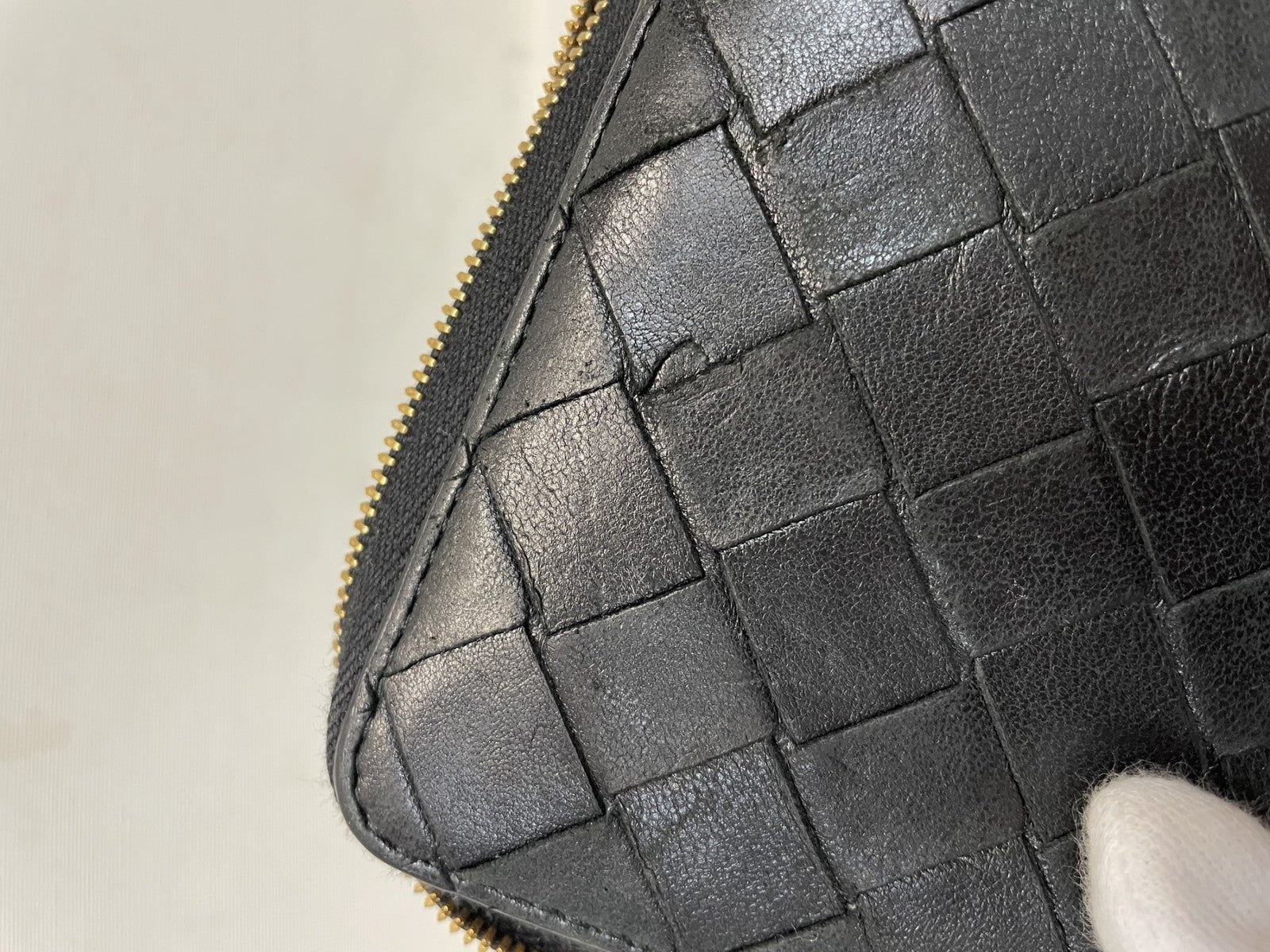 Bottega Veneta イントレチャート スクエアラウンドジップ 黒