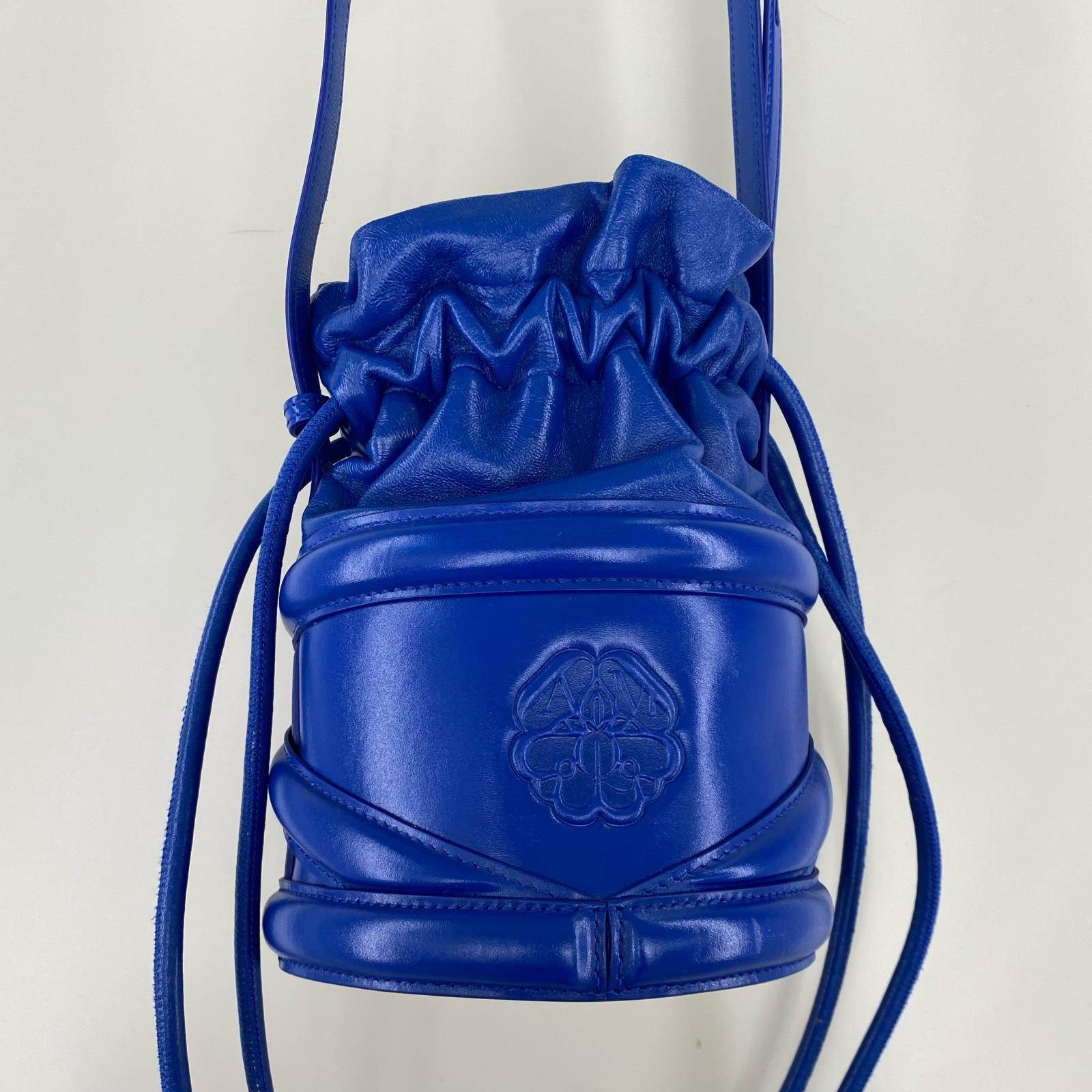ショルダーバッグ Alexander McQueen soft curve bucket bag 青 ブルー