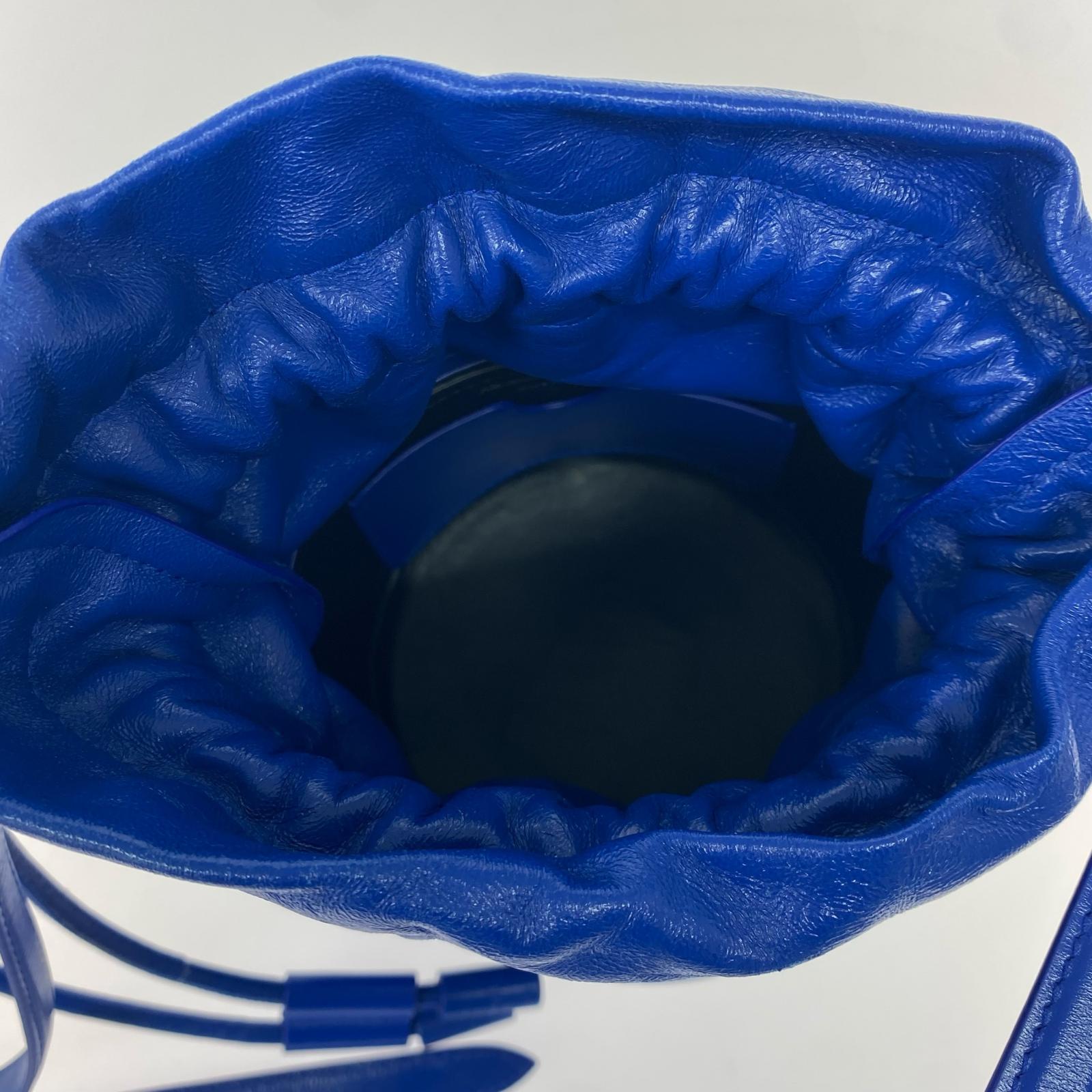 ショルダーバッグ Alexander McQueen soft curve bucket bag 青 ブルー