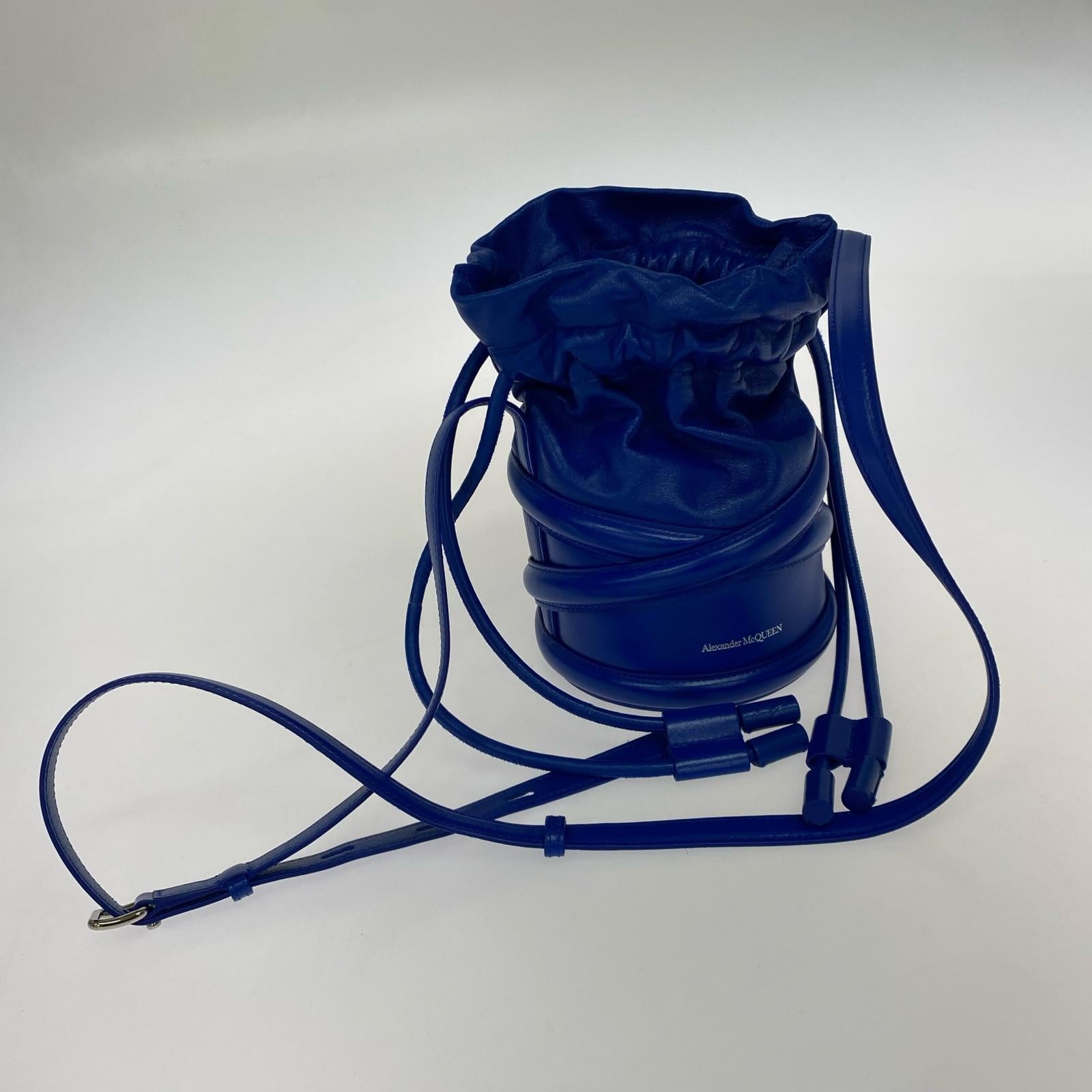 ショルダーバッグ Alexander McQueen soft curve bucket bag 青 ブルー
