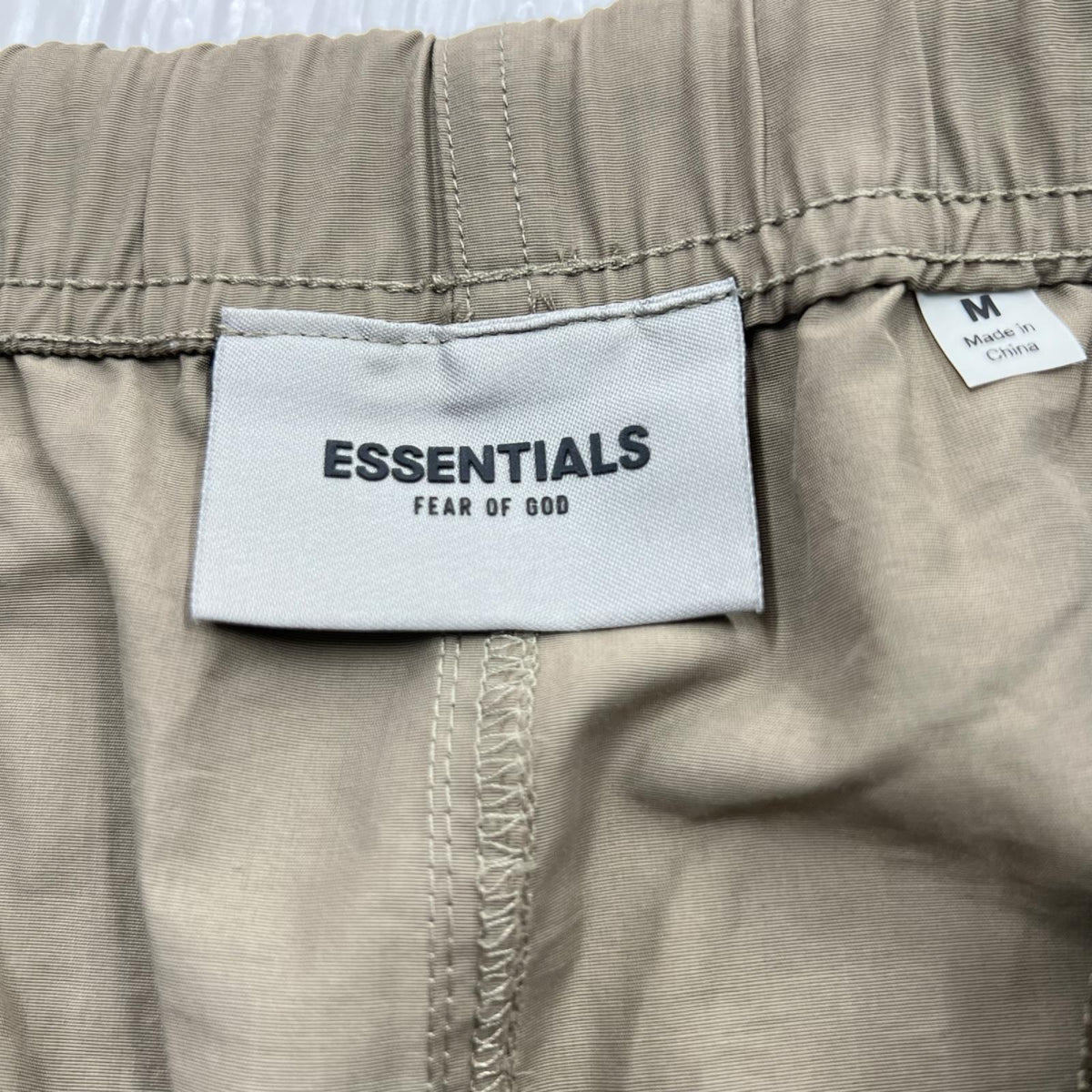 パンツ ESSENTIALS FEAR OF GOD ナイロンパンツ カーキ (M) M カーキ
