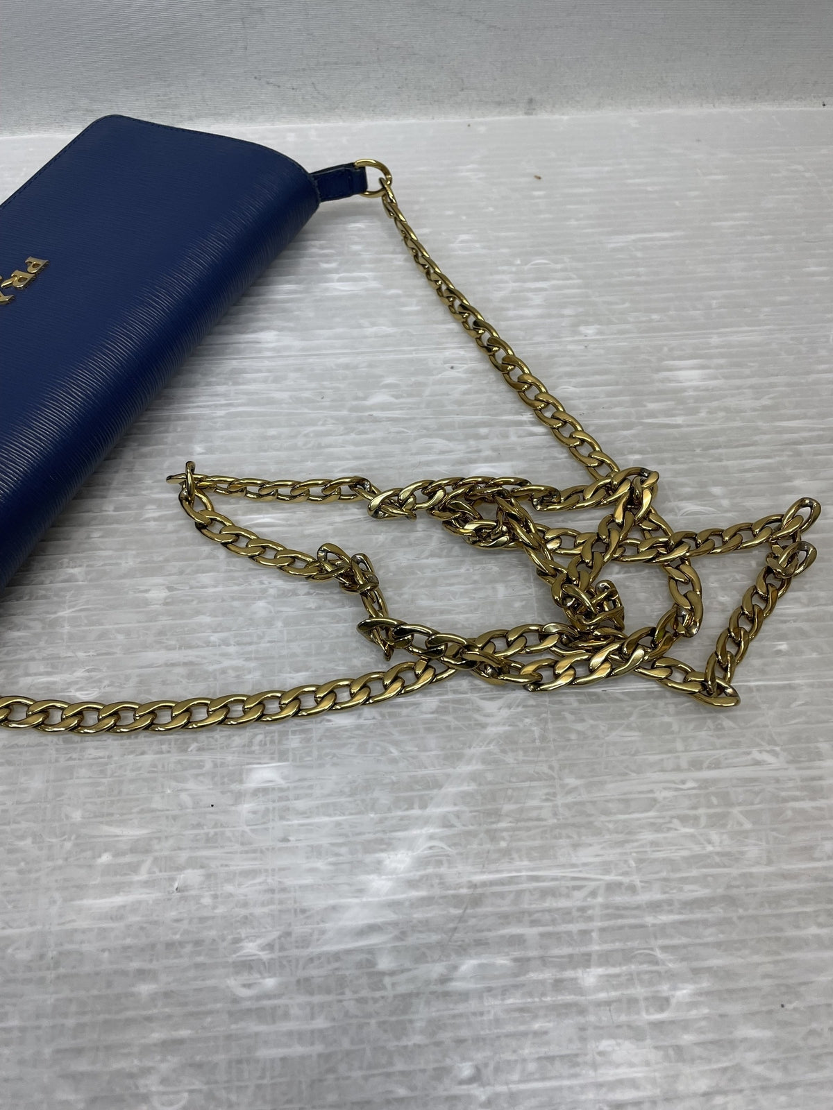 PRADA レザー チェーンウォレット 青
