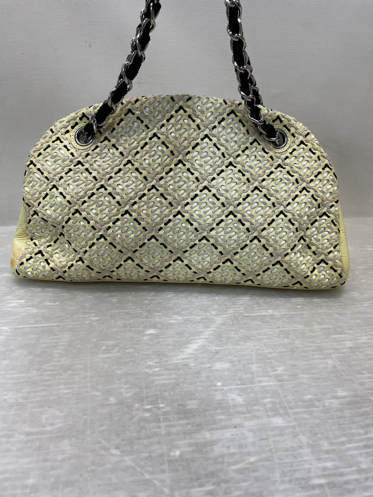 CHANEL マドモアゼル パテントレザー×ステッチ チェーンショルダーバッグ イエロー