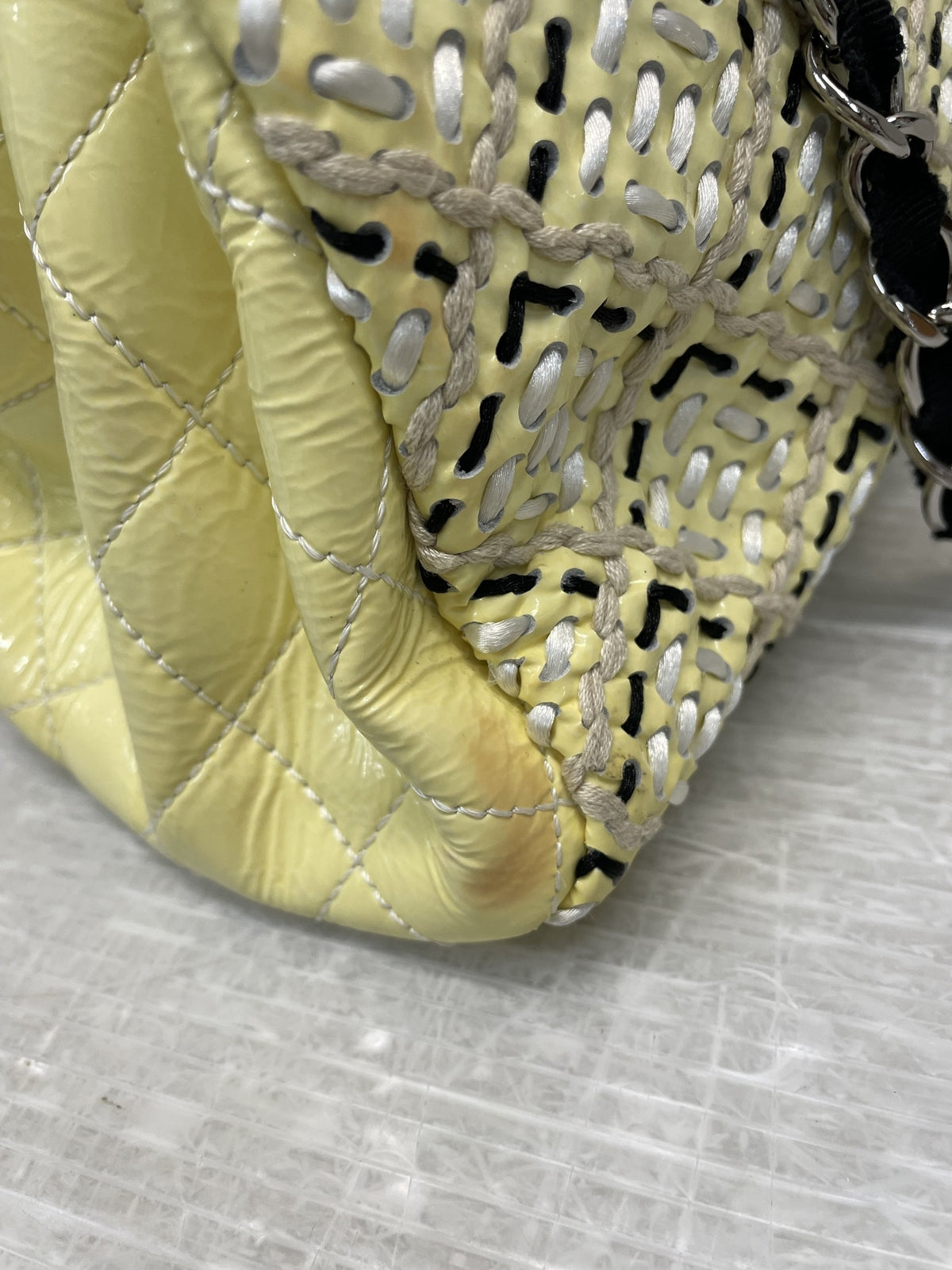 CHANEL マドモアゼル パテントレザー×ステッチ チェーンショルダーバッグ イエロー