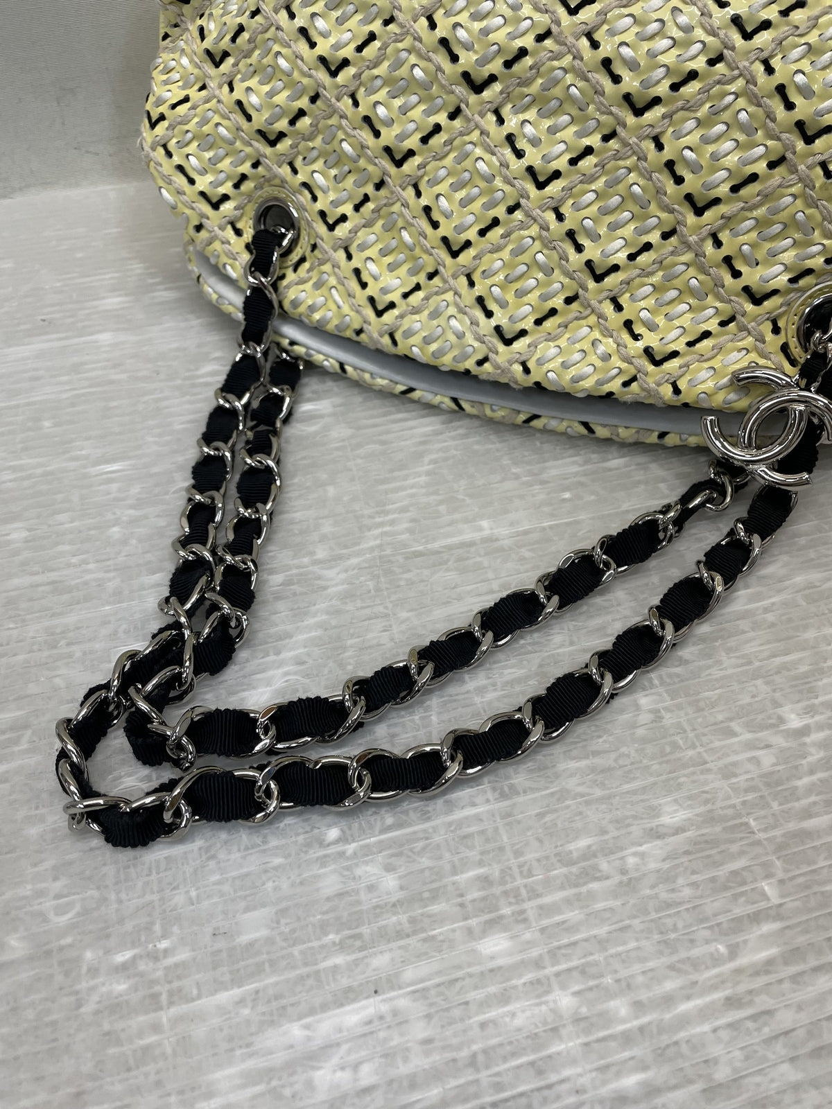 CHANEL マドモアゼル パテントレザー×ステッチ チェーンショルダーバッグ イエロー