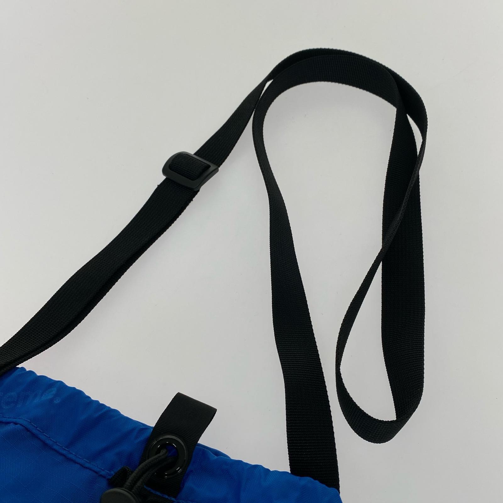 ボディバッグ Small Cinch Pouch ブルー
