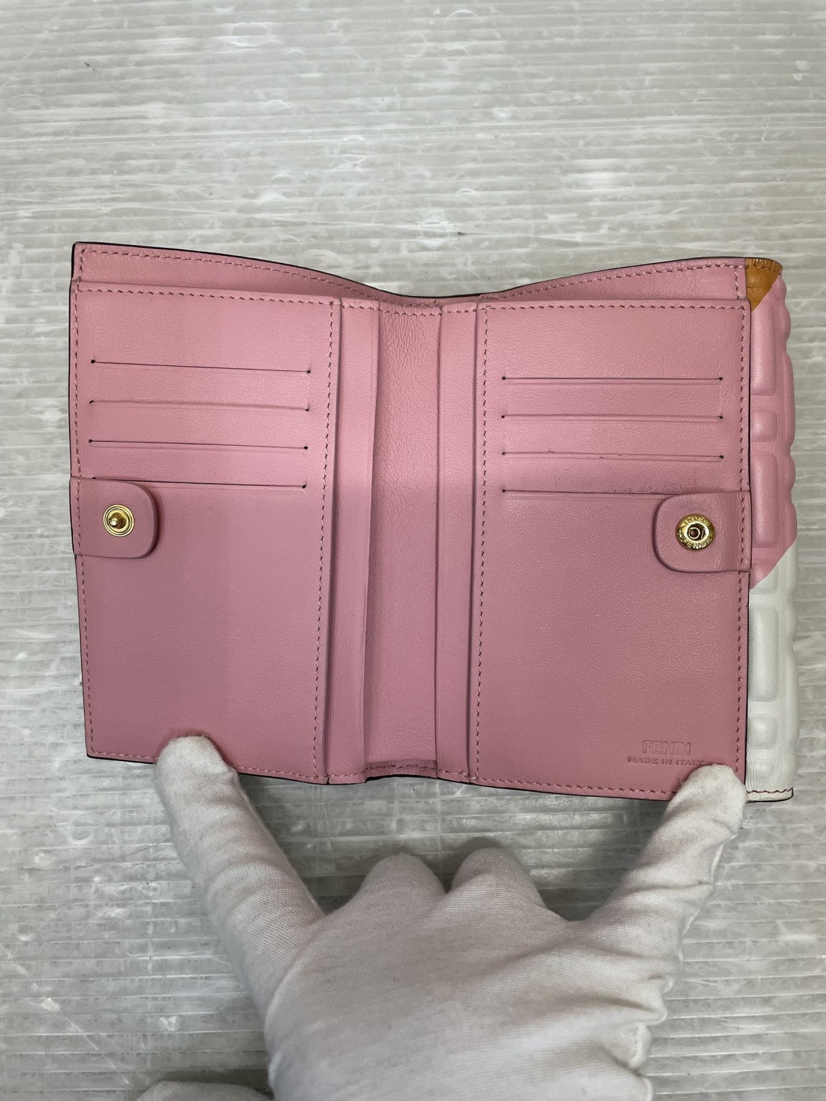 FENDI バゲット FFエンボス ミディアムウォレット マルチ