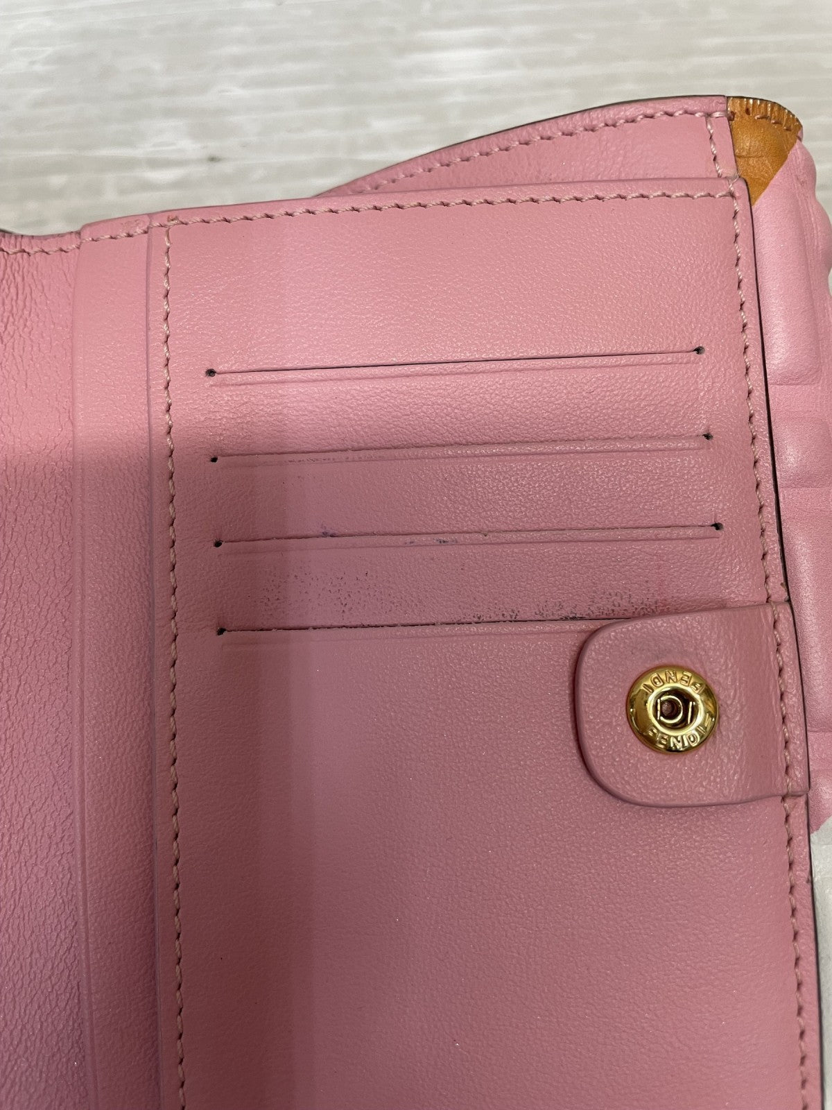 FENDI バゲット FFエンボス ミディアムウォレット マルチ