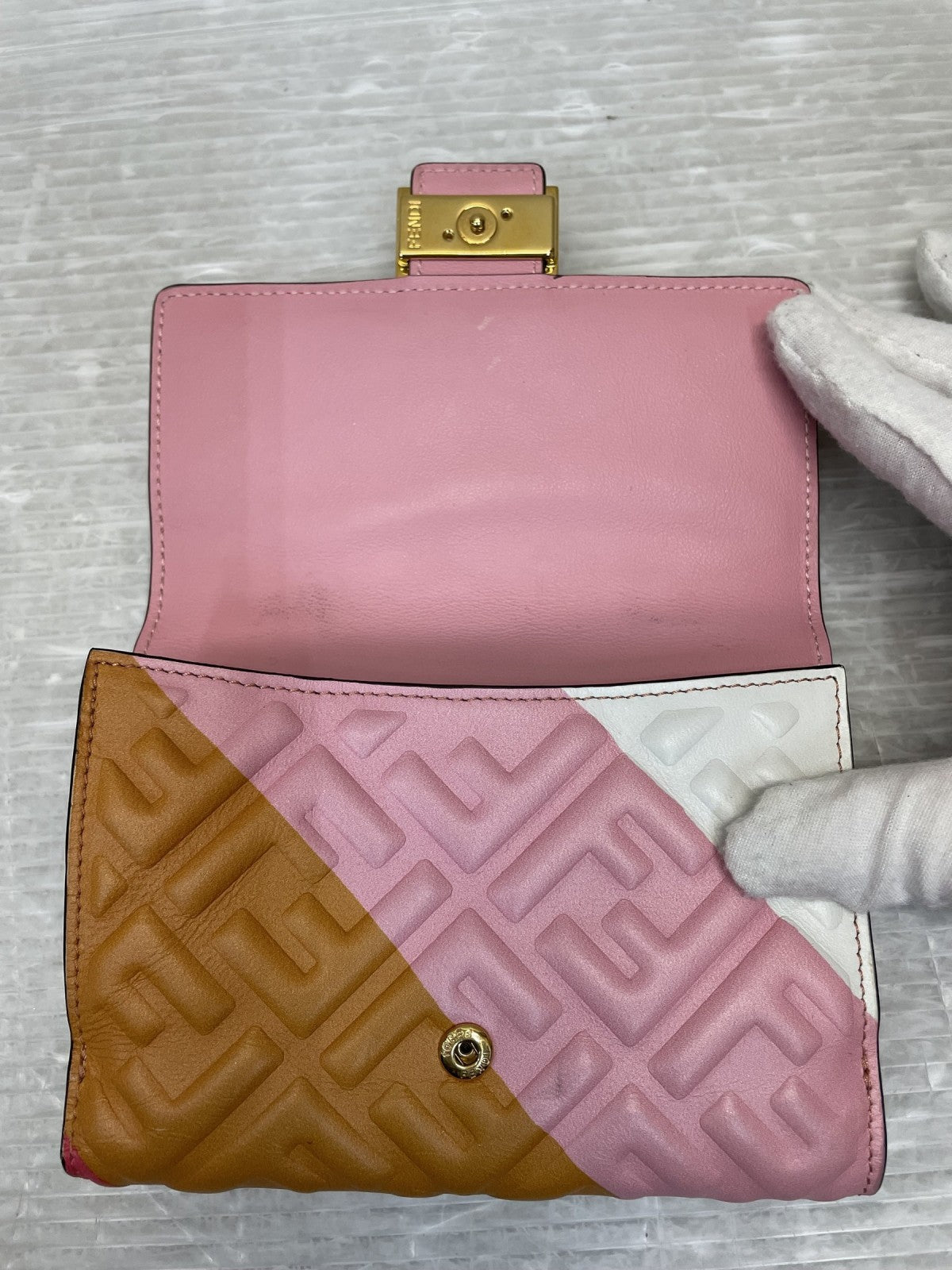 FENDI バゲット FFエンボス ミディアムウォレット マルチ