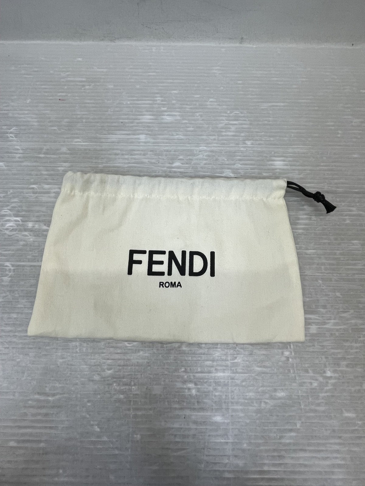 FENDI バゲット FFエンボス ミディアムウォレット マルチ