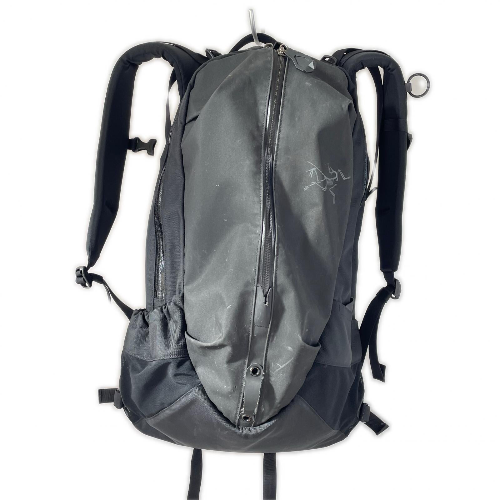 リュック・デイパック Arro 22 Buckpack 22 L ブラック