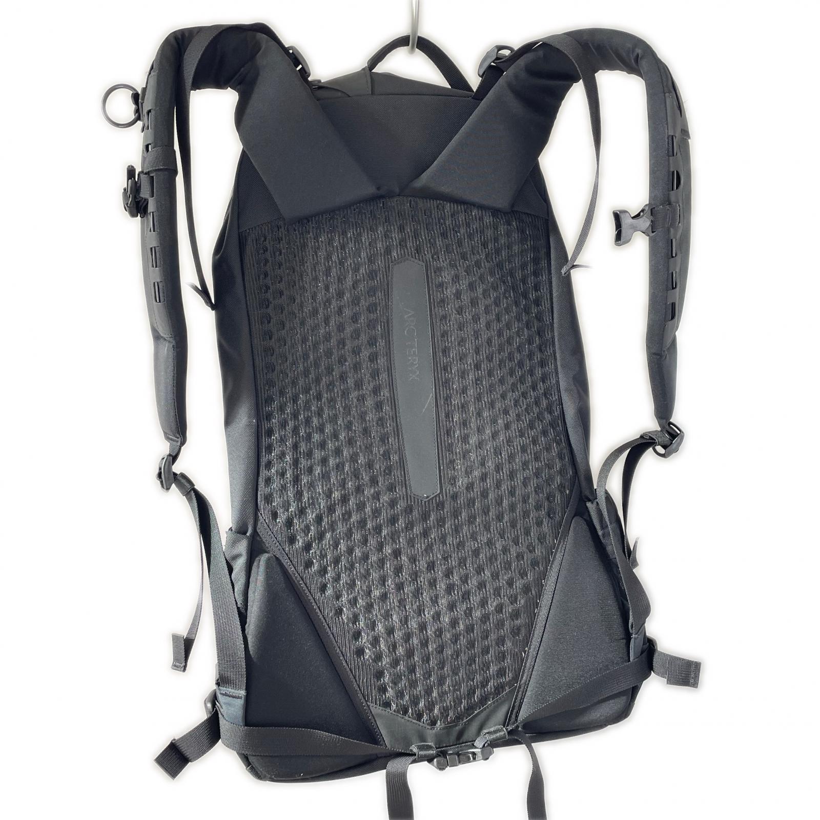 リュック・デイパック Arro 22 Buckpack 22 L ブラック