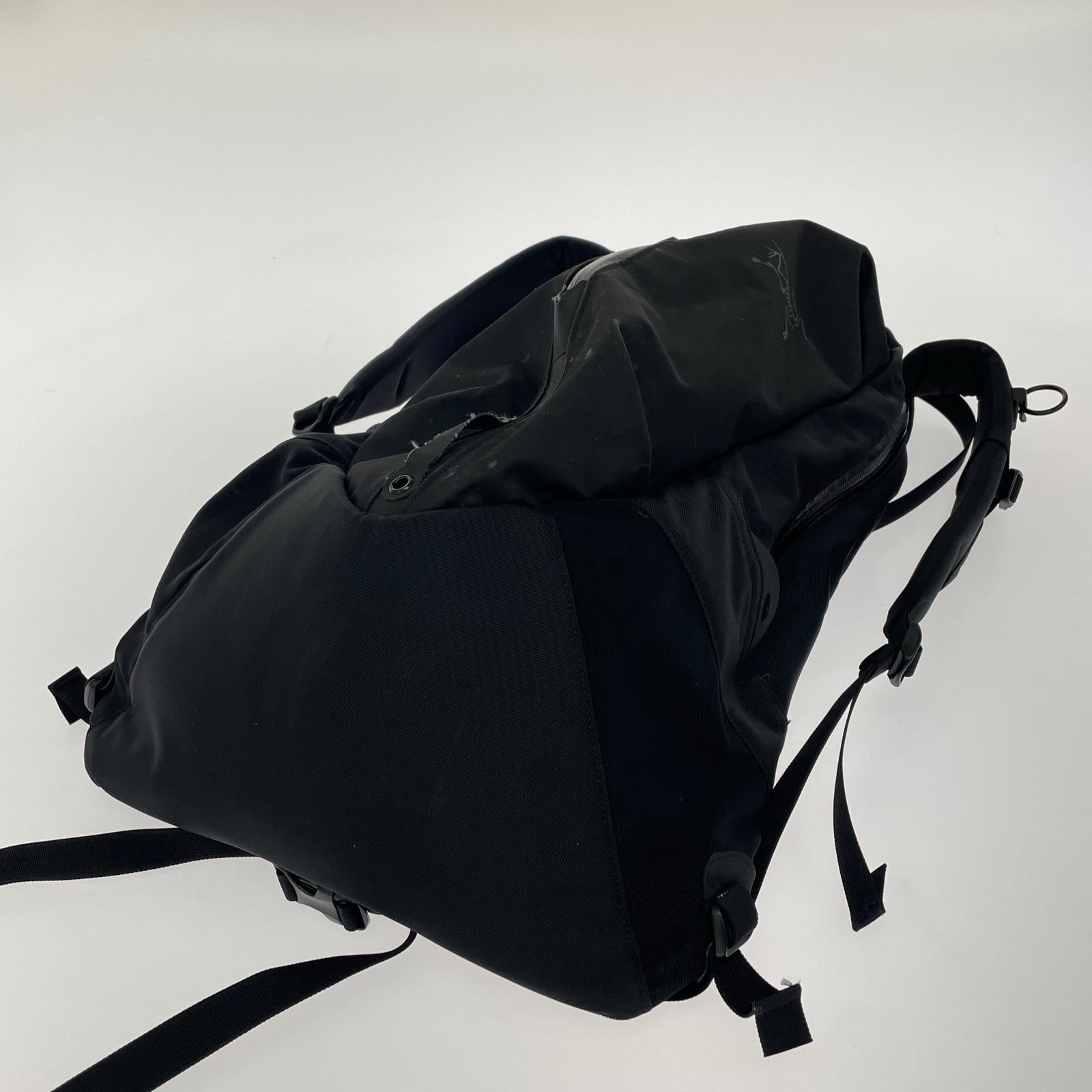 リュック・デイパック Arro 22 Buckpack 22 L ブラック