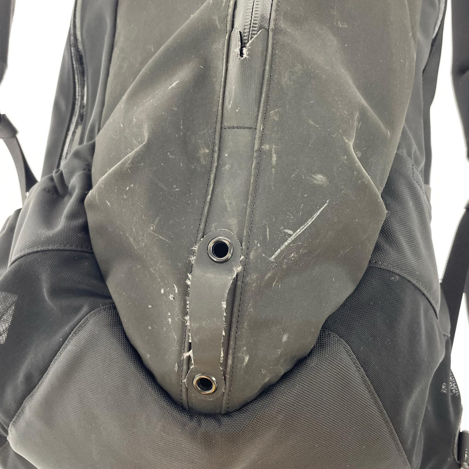 リュック・デイパック Arro 22 Buckpack 22 L ブラック