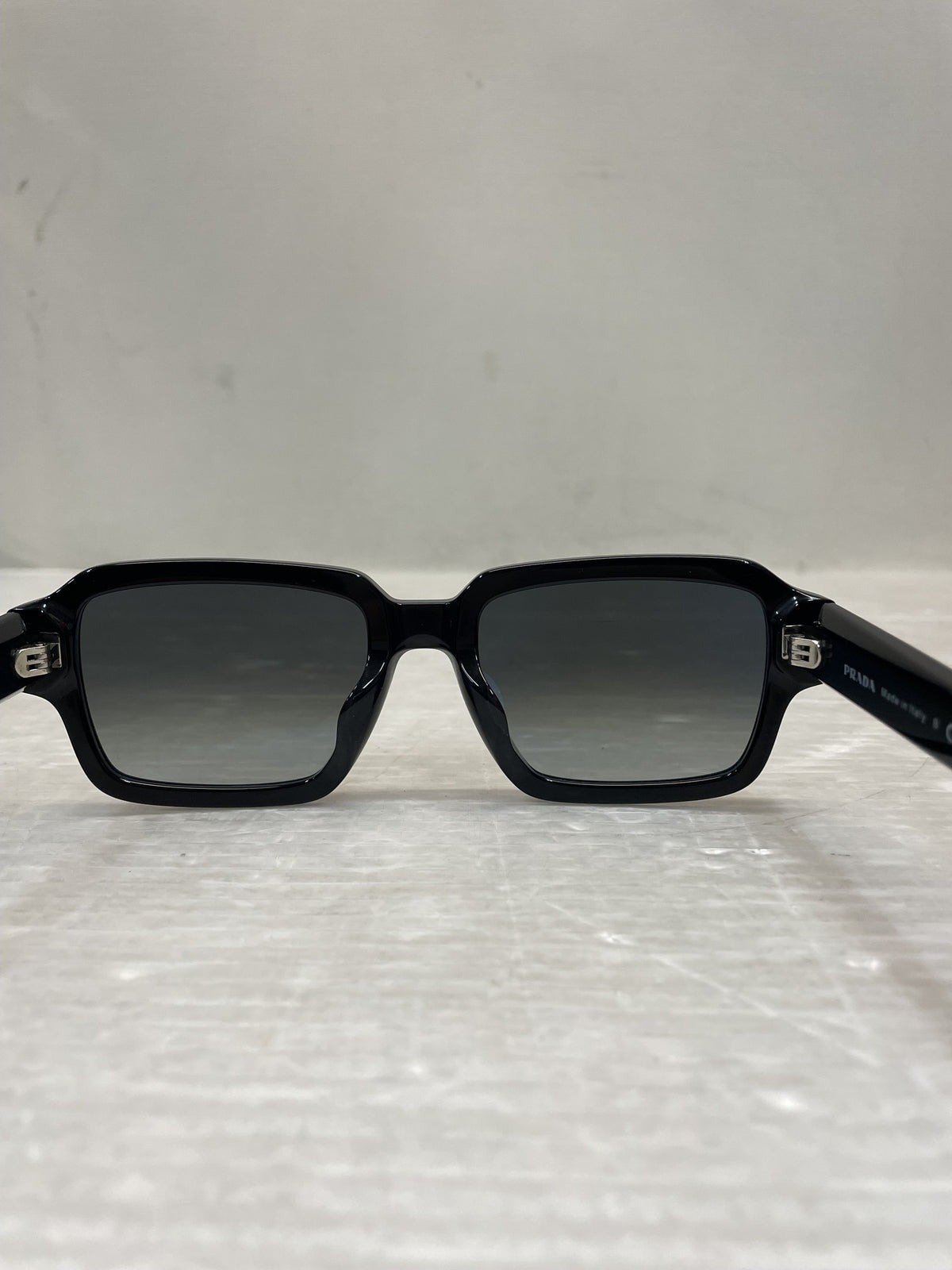 PRADA SPR02Z-F サイドロゴ レクタンギュラー サングラス 黒