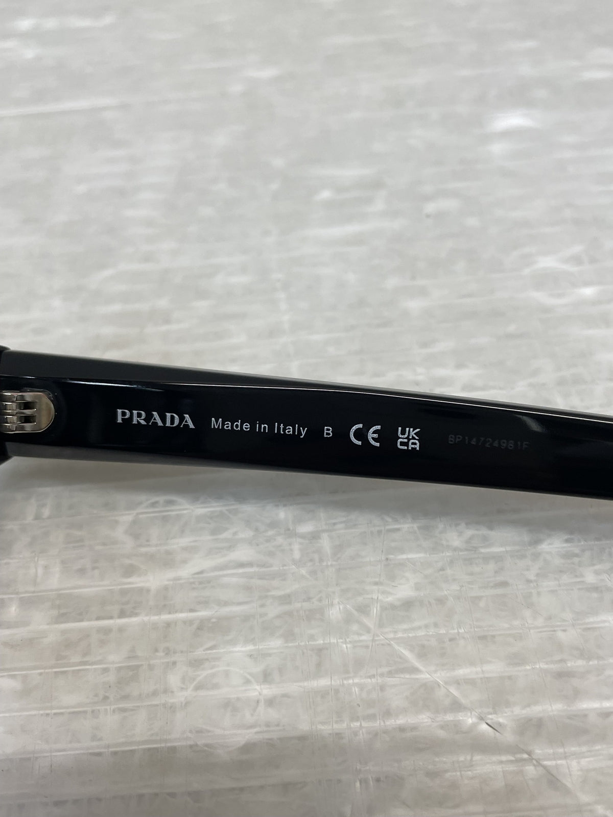 PRADA SPR02Z-F サイドロゴ レクタンギュラー サングラス 黒