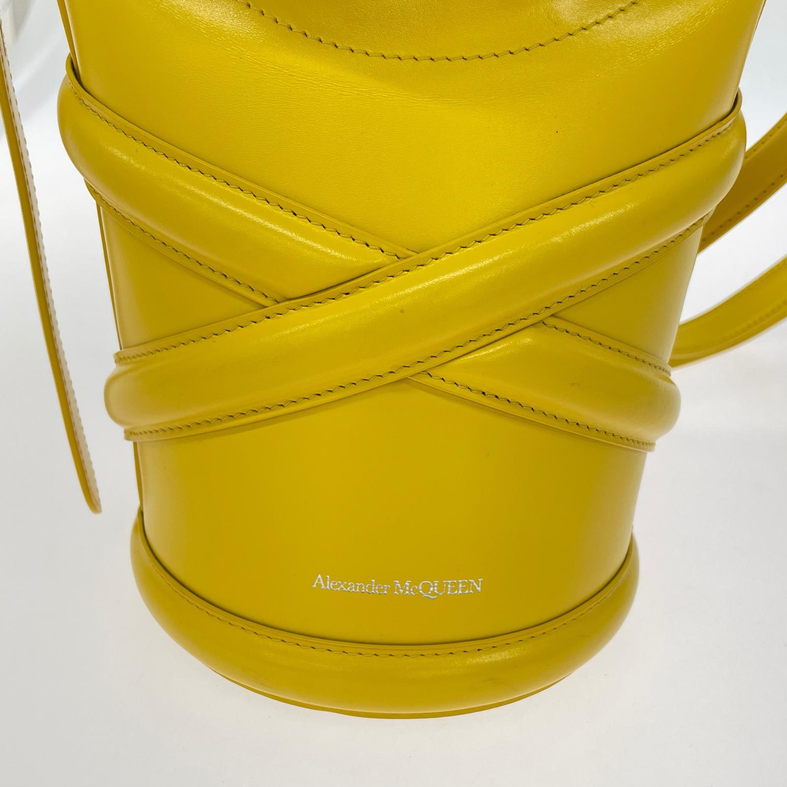 ショルダーバッグ Alexander McQueen The Curve バケットバッグ イエロー