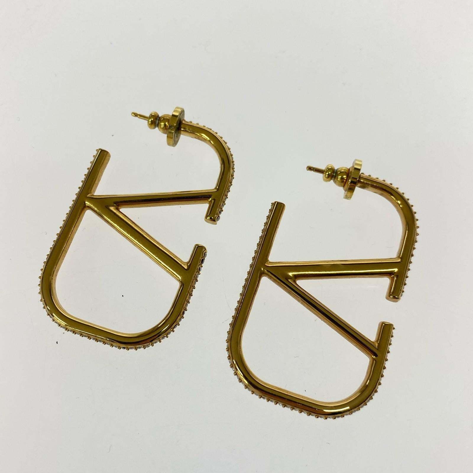 その他アクセサリー Vロゴ シグネチャー メタルピアス ゴールド