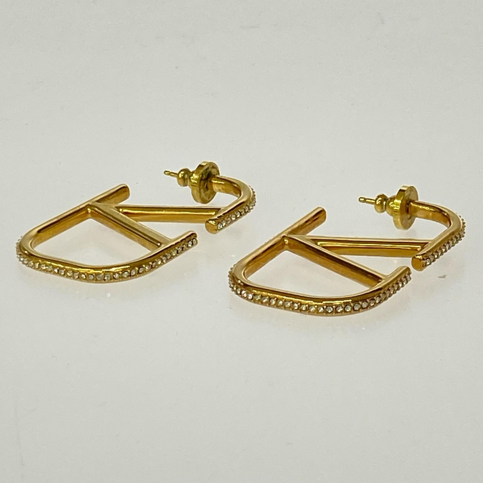 その他アクセサリー Vロゴ シグネチャー メタルピアス ゴールド