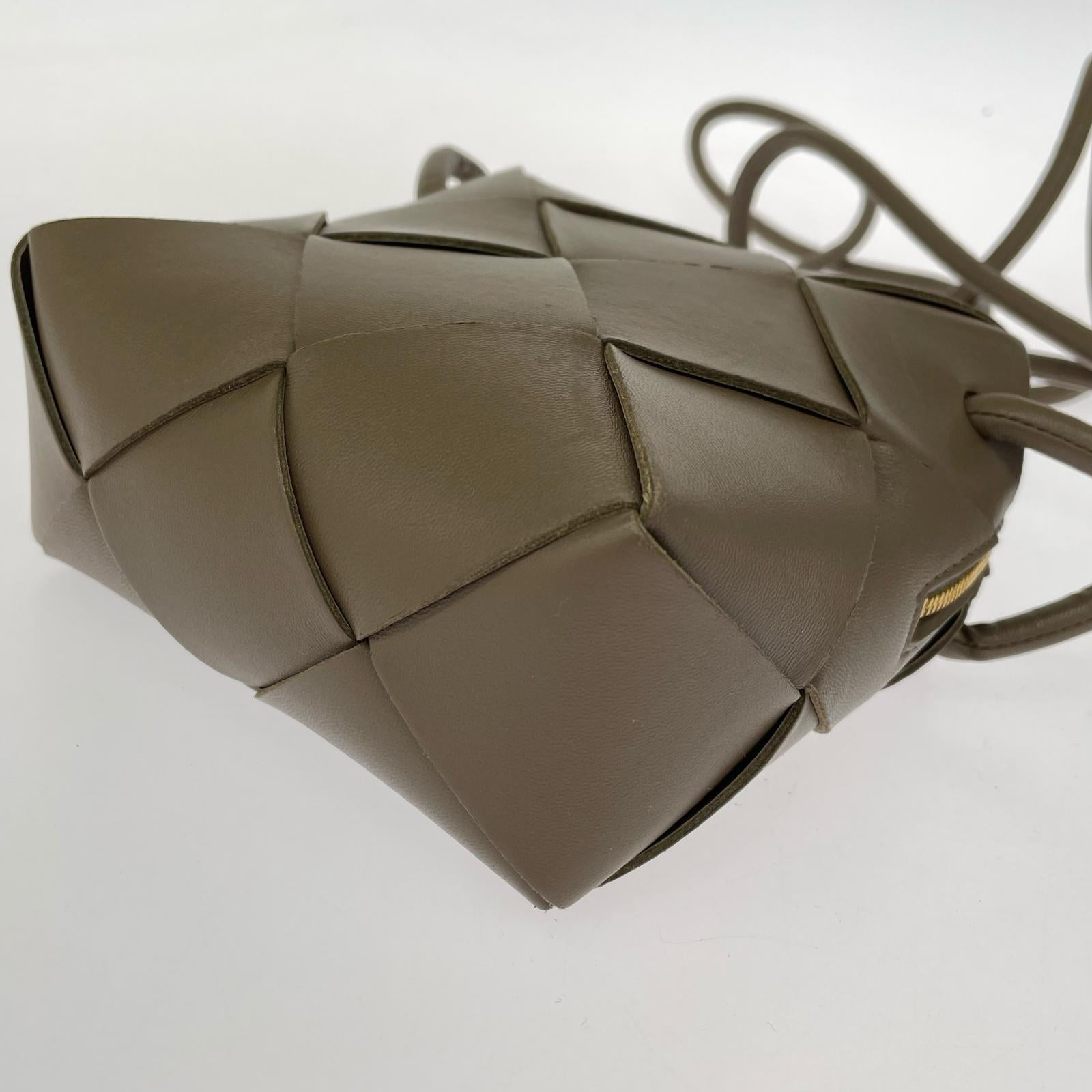 Bottega Veneta ミニカセット カメラバッグ ベージュ