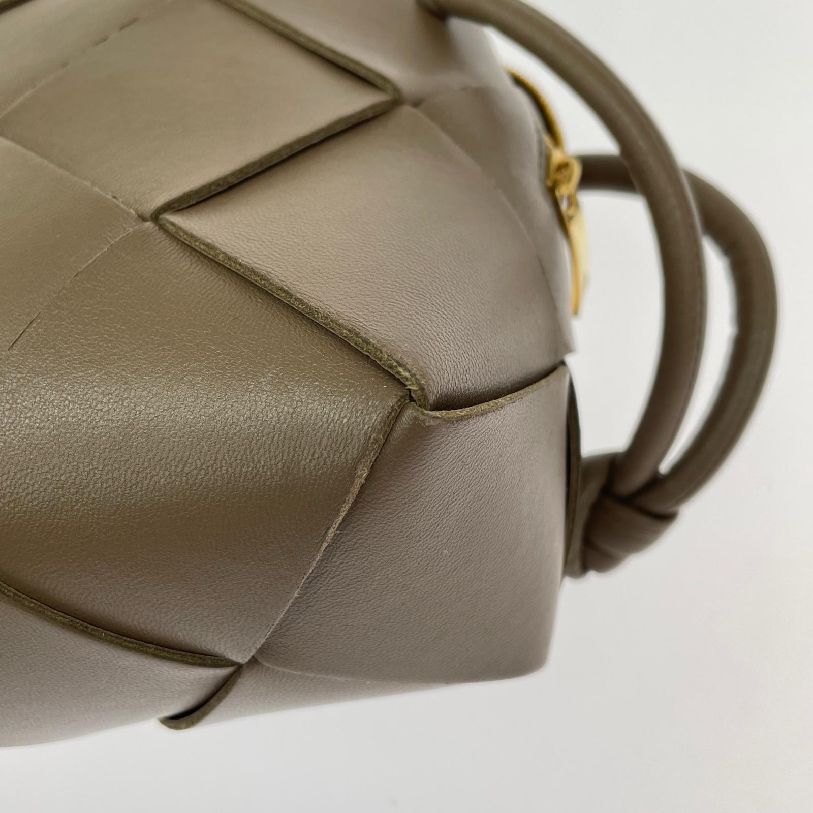 Bottega Veneta ミニカセット カメラバッグ ベージュ