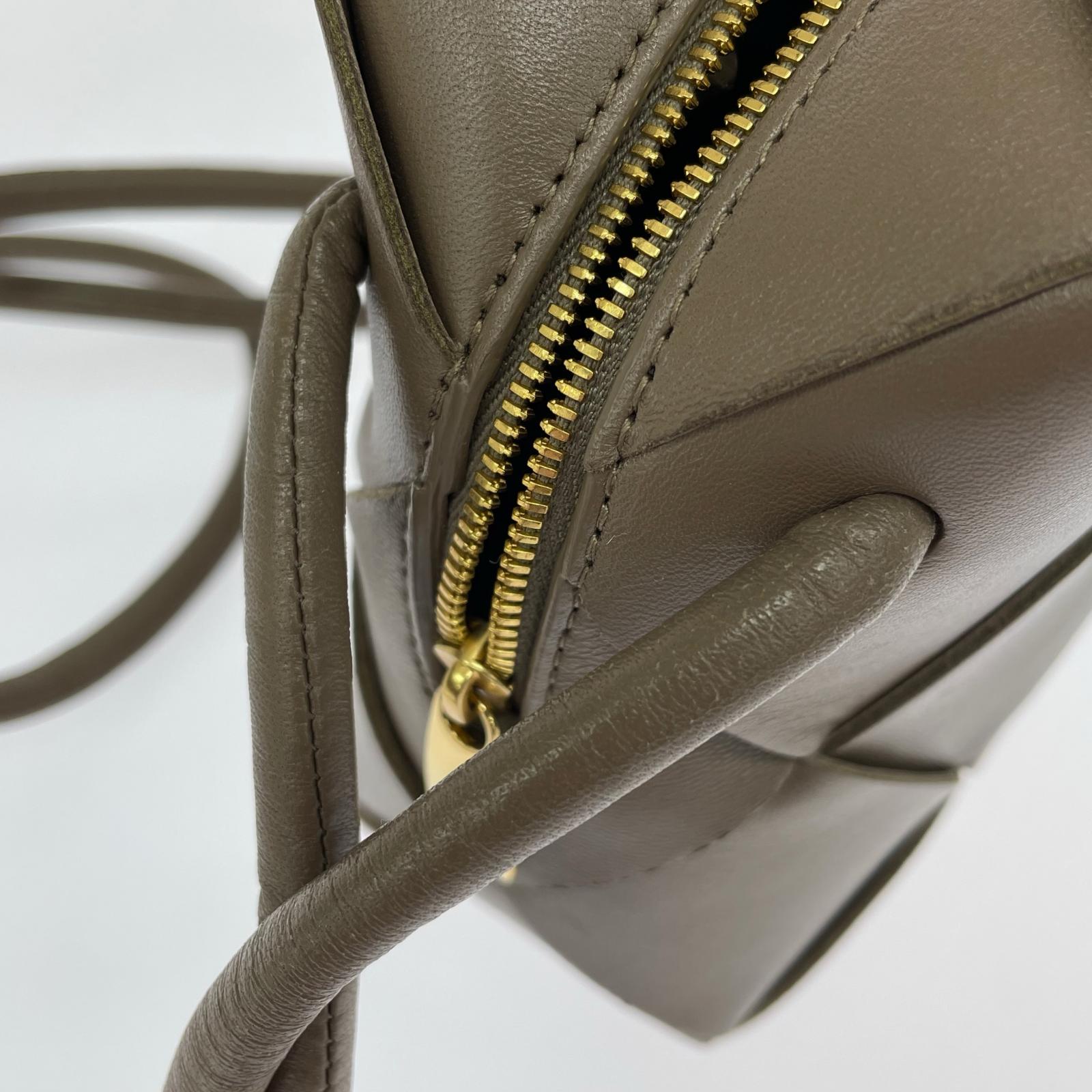 Bottega Veneta ミニカセット カメラバッグ ベージュ