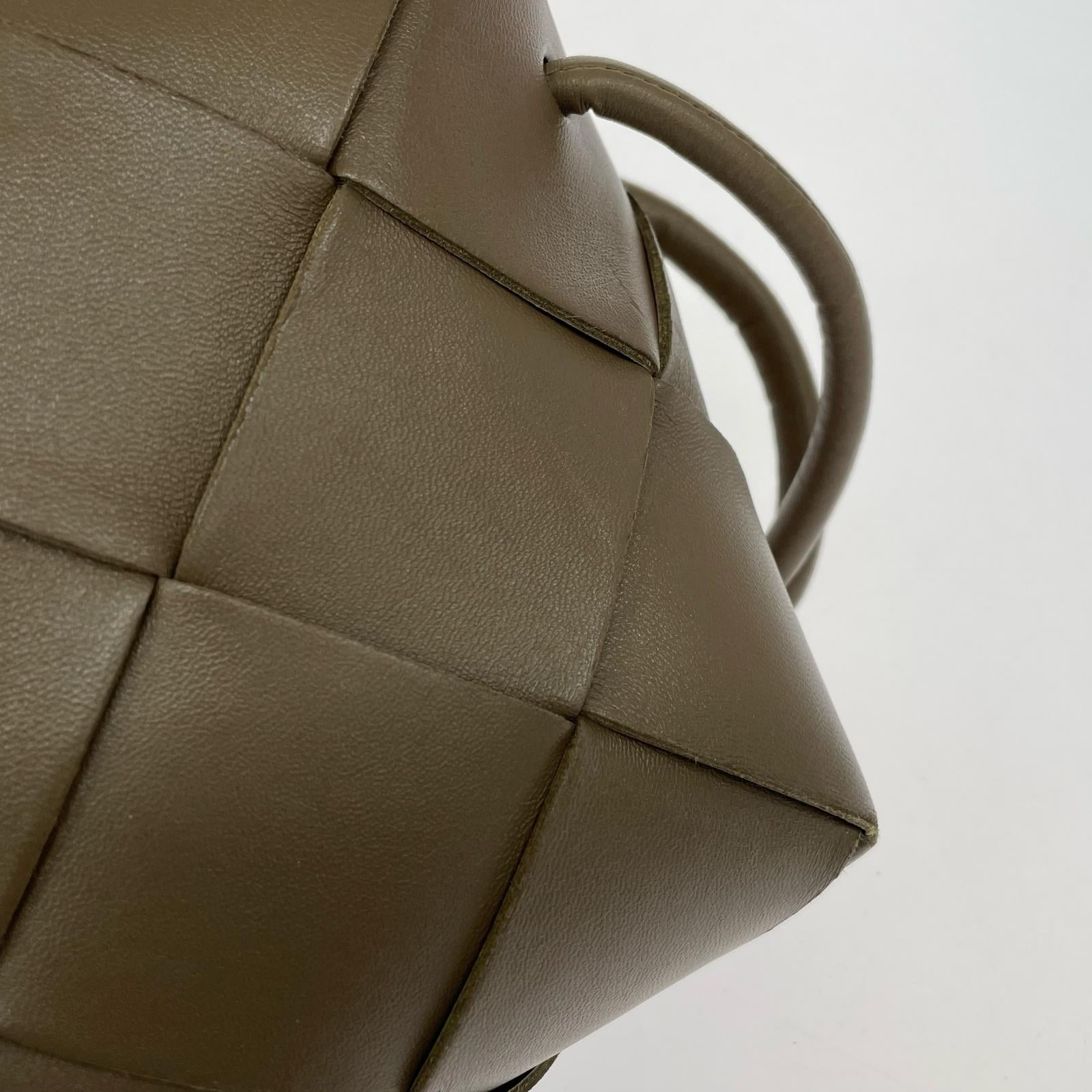 Bottega Veneta ミニカセット カメラバッグ ベージュ