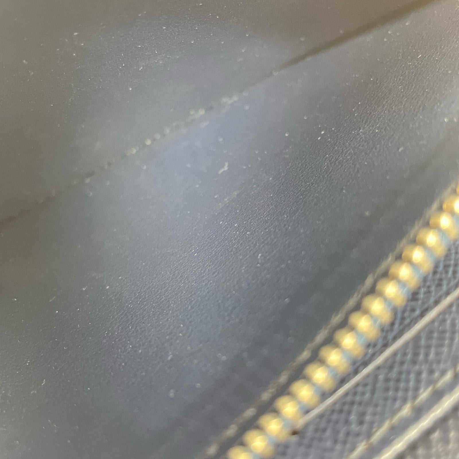 LV エピ ジピーウォレット 紺