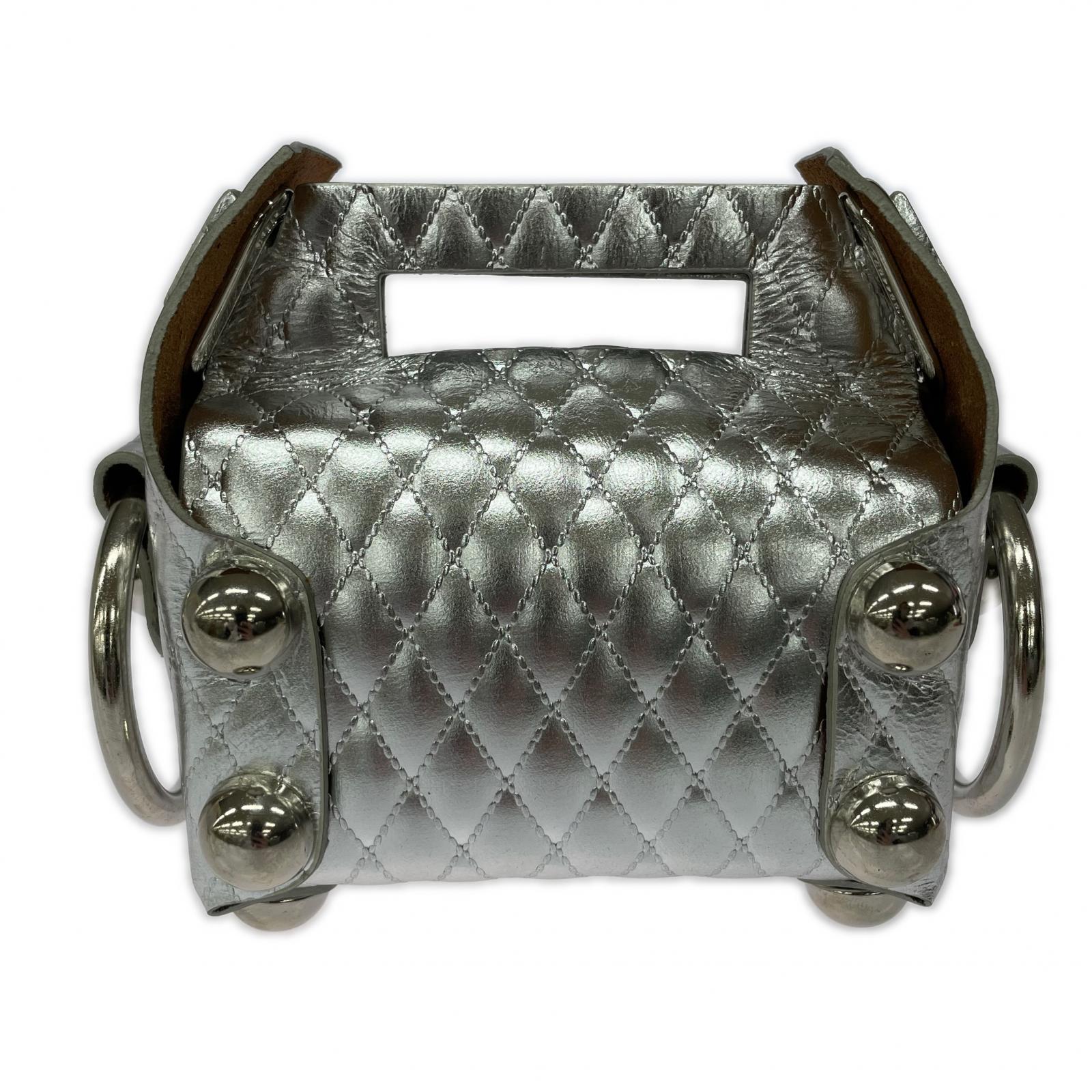 その他バッグ LEATHER CAKE BAG PETIT SILVER シルバー