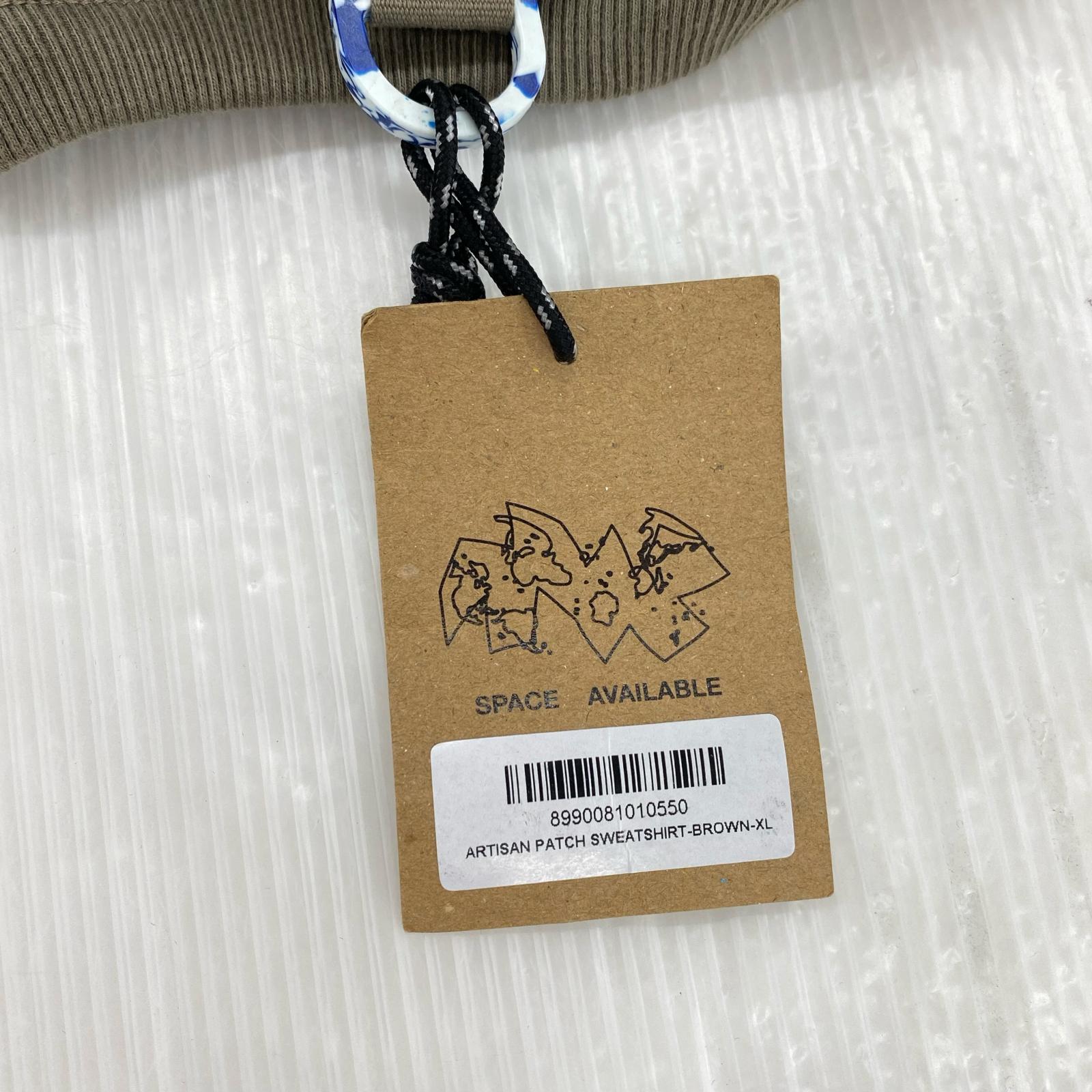 スウェット ARTISAN PATCH SWEATSHIRT/XL/ブラウン ブラウン