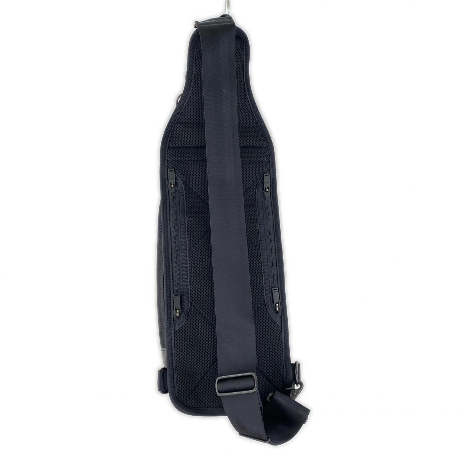 ショルダーバッグ HEAT SLING SHOULDER BAG ブラック