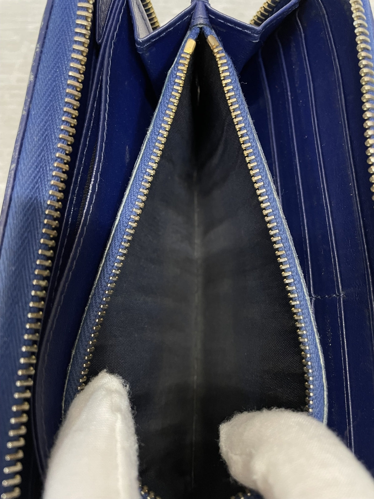 PRADA キルティング ラウンドファスナーウォレット ブルー