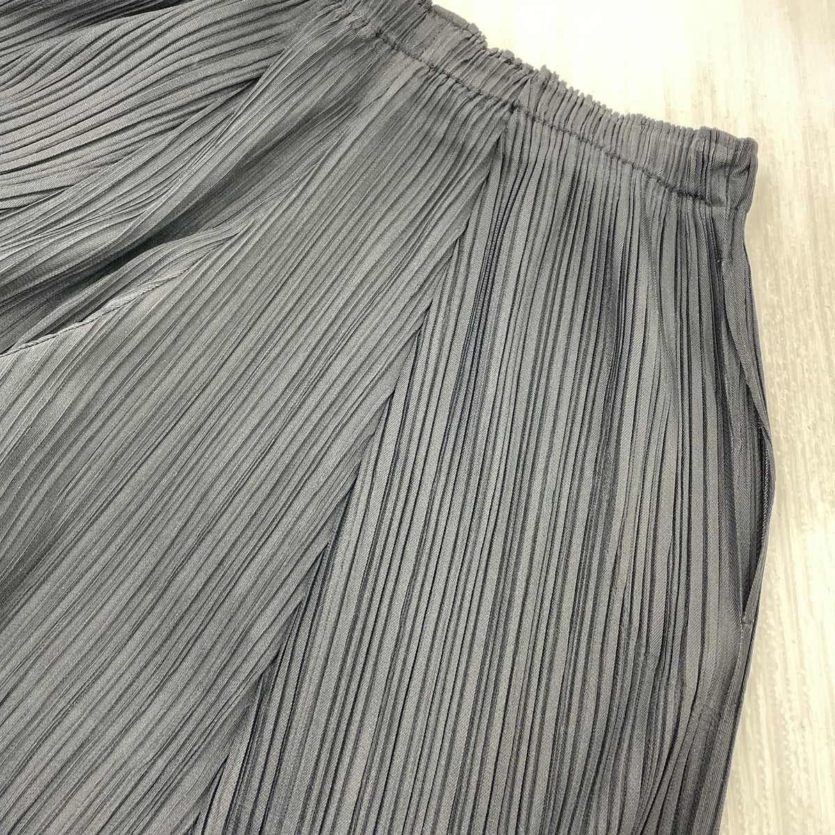 パンツ PLEATS PLEASE プリーツハーフパンツ 黒 (4) 4 ブラック