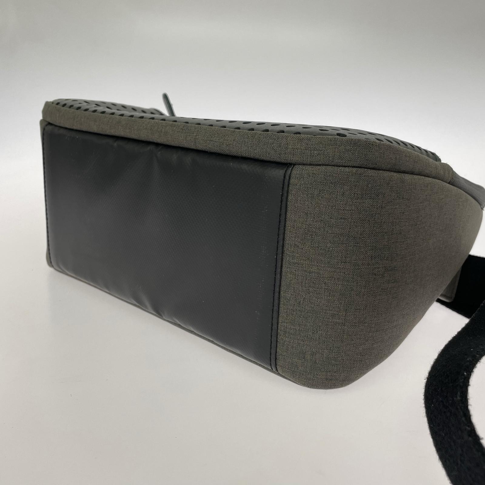 ショルダーバッグ ひらくPCバッグ グレー
