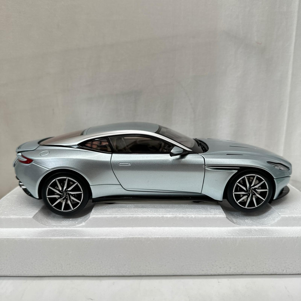 AUTOart 1/18 アストンマーチン DB11 AUTOart スケールカー