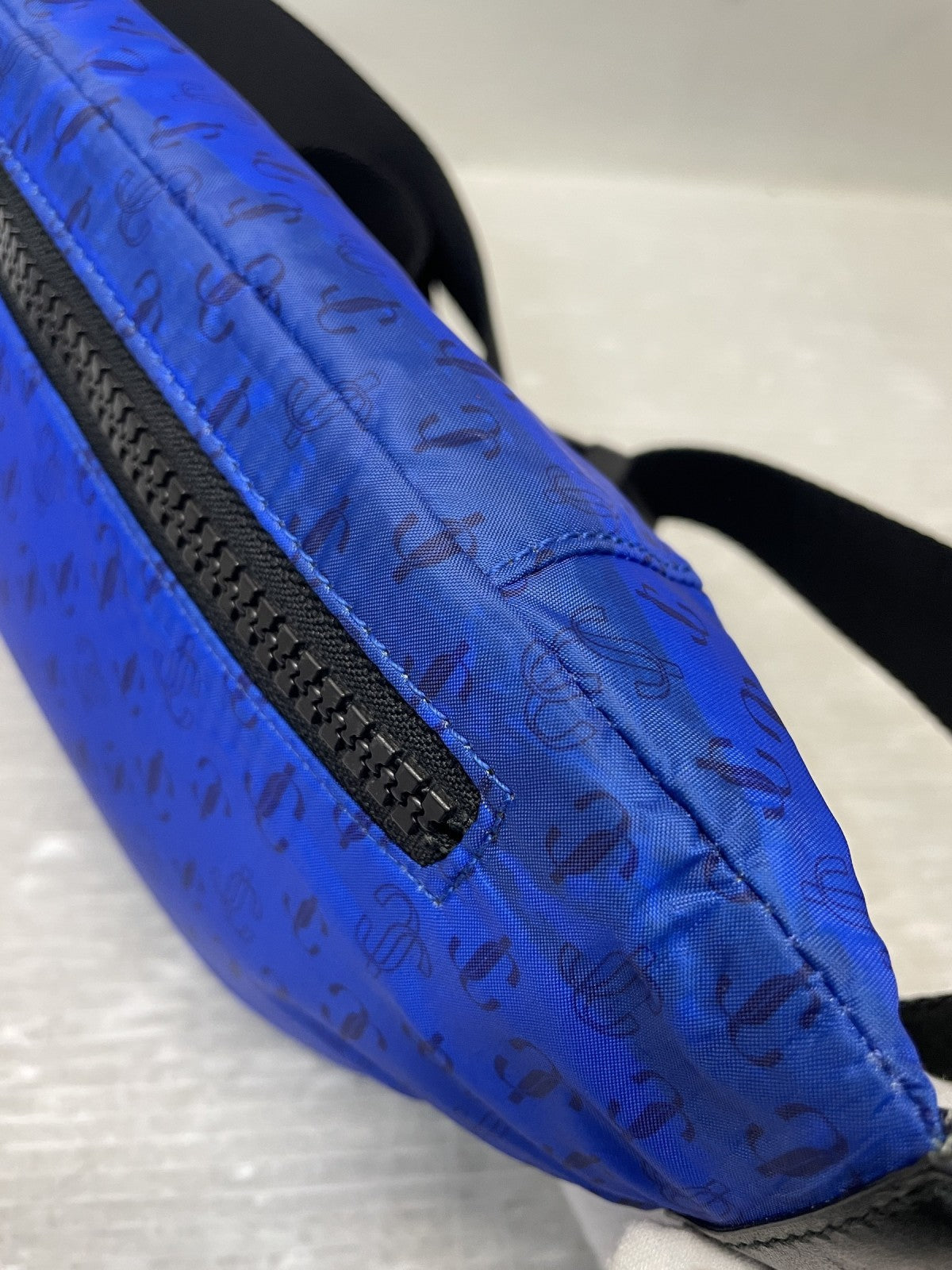 JIMMY CHOO ナイロン ボディバッグ ブルー