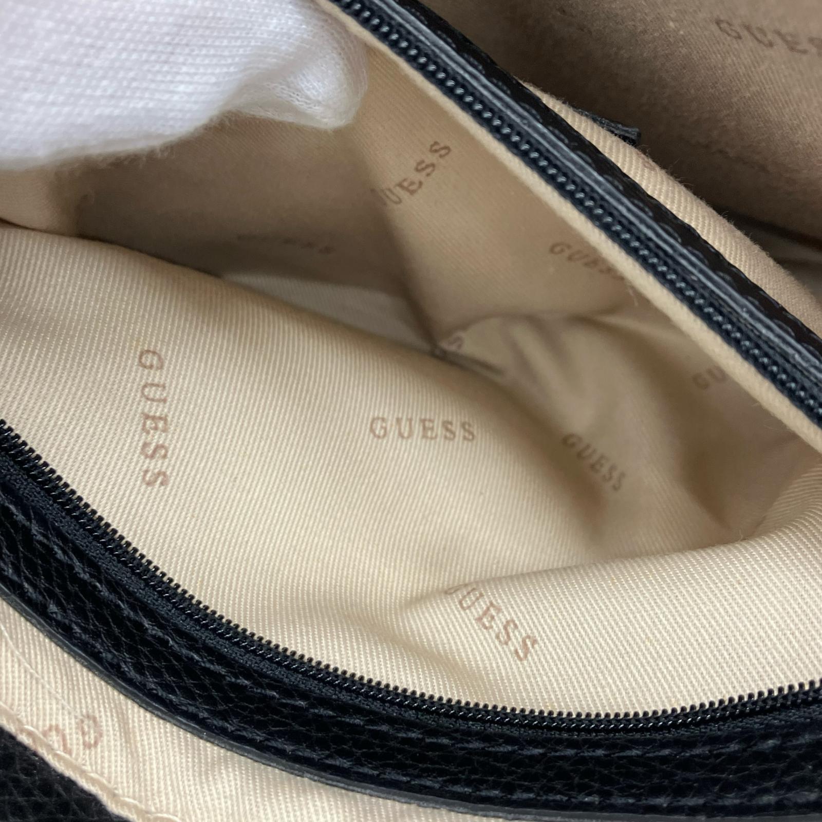 ボディバッグ GUESS LIAS Top Handle Flap ブラック