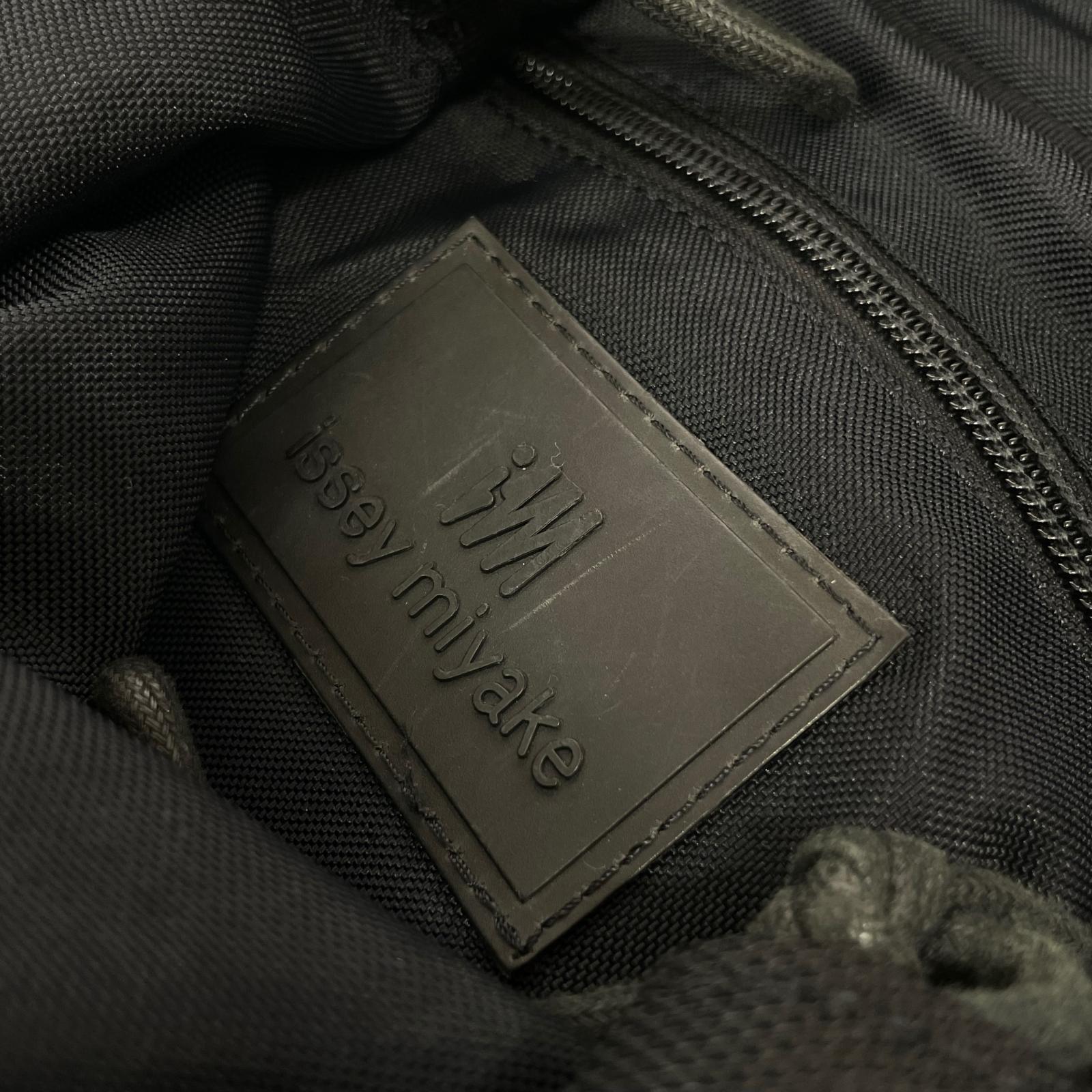 ショルダーバッグ ISSEY MIYAKE キャンバスショルダーバッグ 黒 ブラック