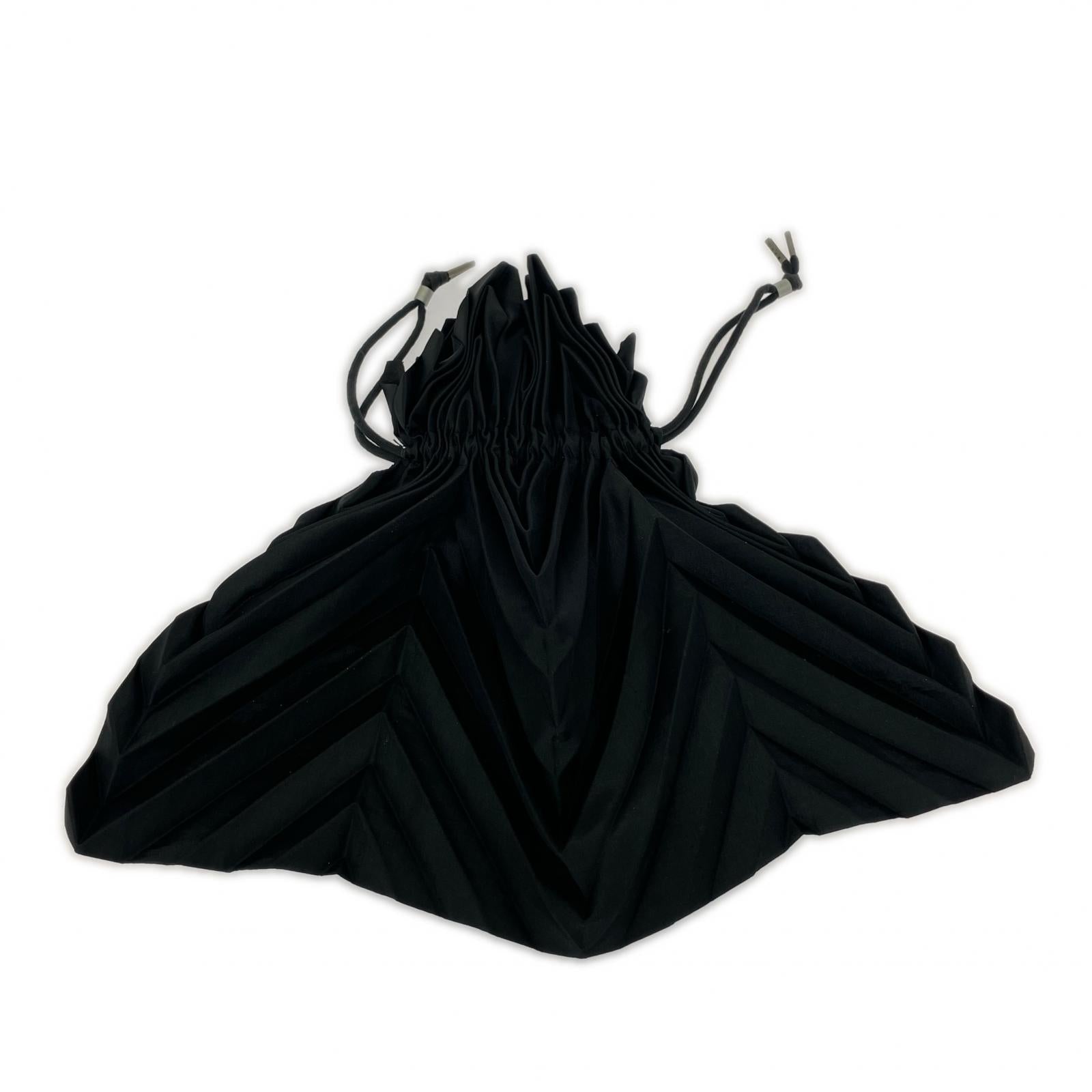 ハンドバッグ ISSEY MIYAKE プリーツ巾着バッグ 黒 ブラック