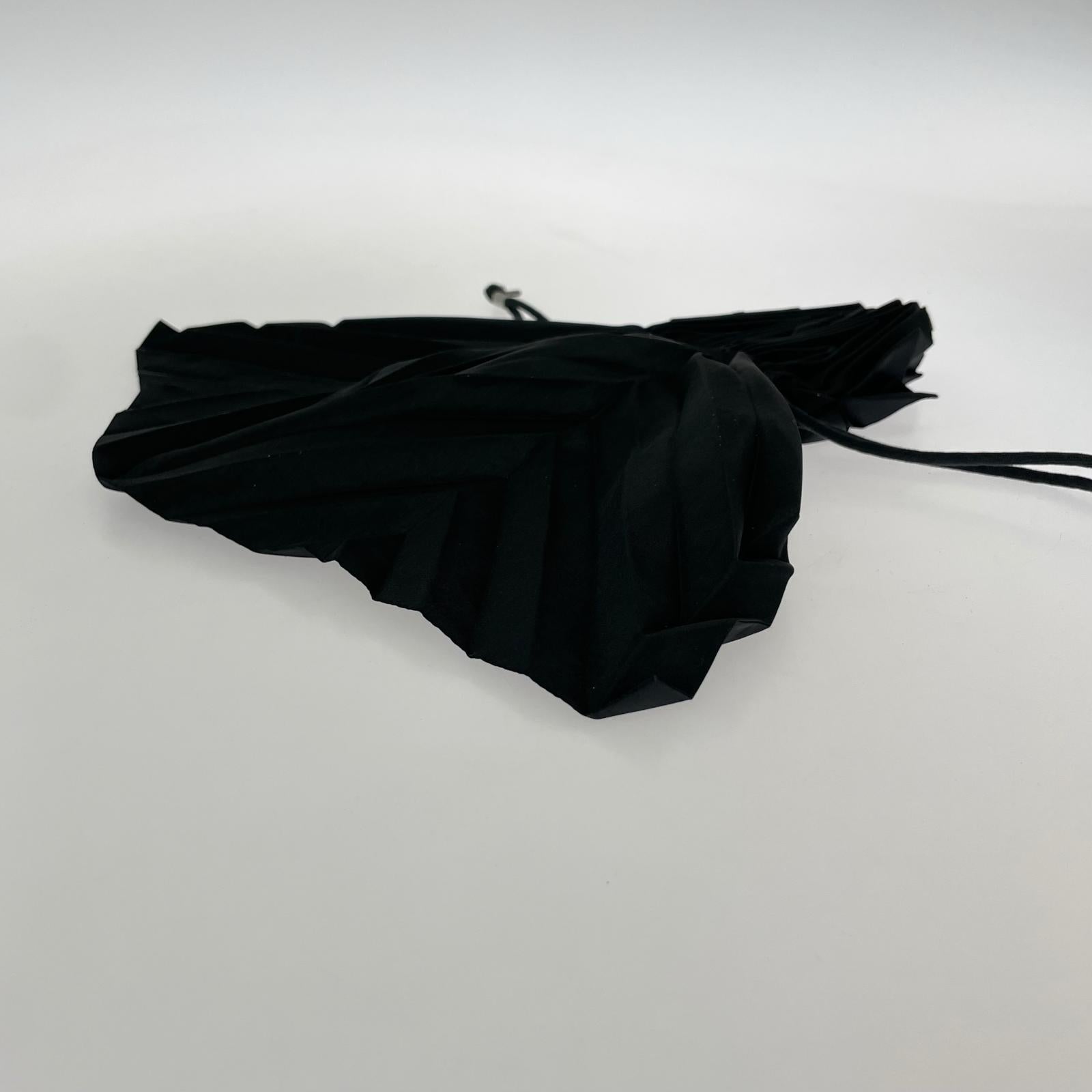 ハンドバッグ ISSEY MIYAKE プリーツ巾着バッグ 黒 ブラック